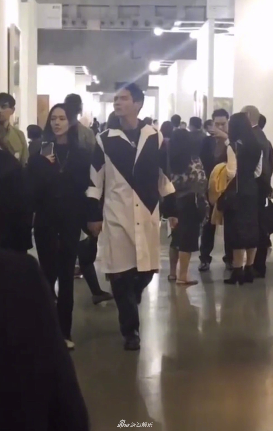 向佐和郭碧婷手牽手逛展,戀情疑似曝光。(翻攝新浪娛樂)
