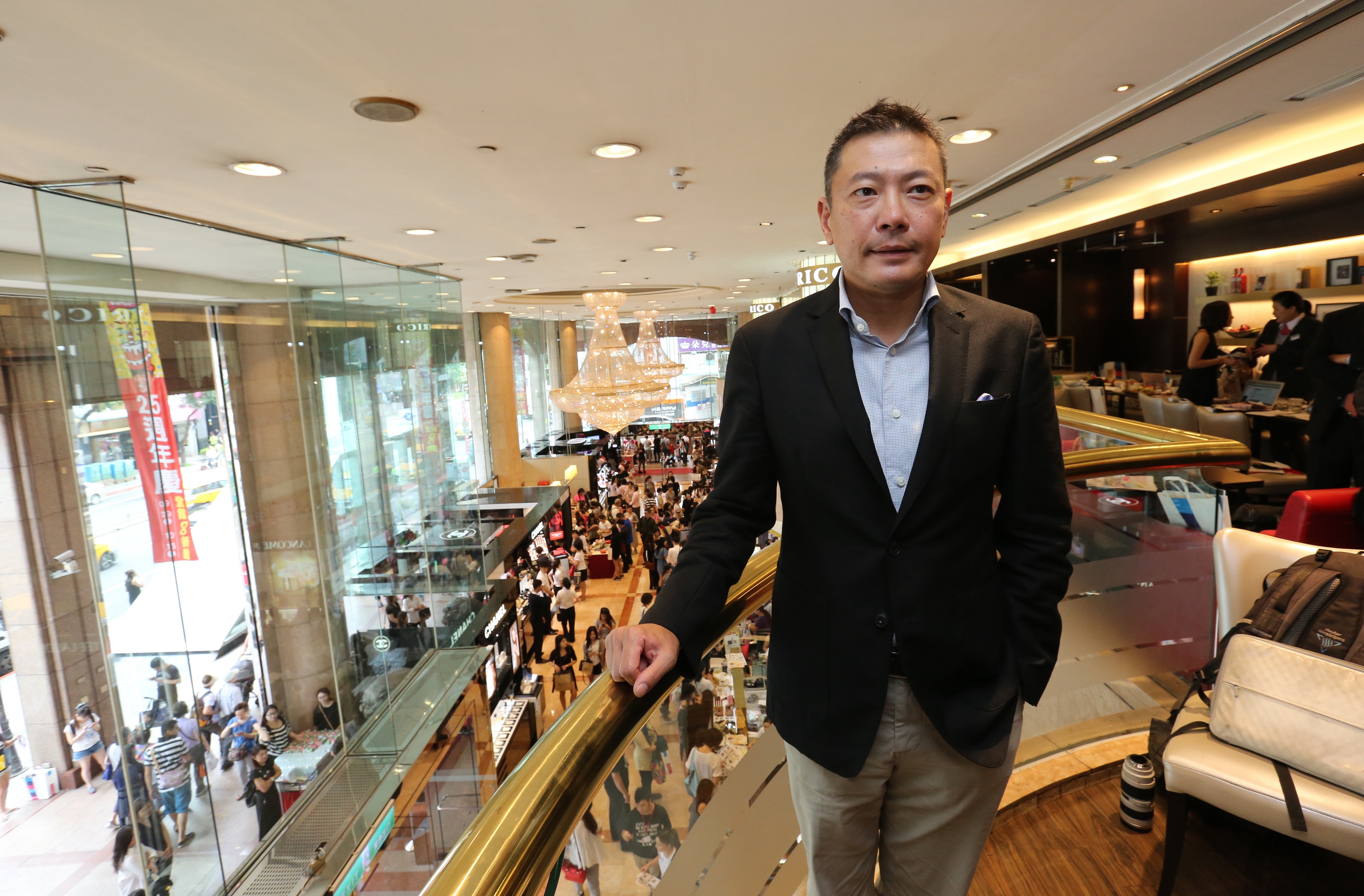 在吳昕陽主導下，新光三越近期全力調整櫃位、商品結構，希望打動消費者的心。