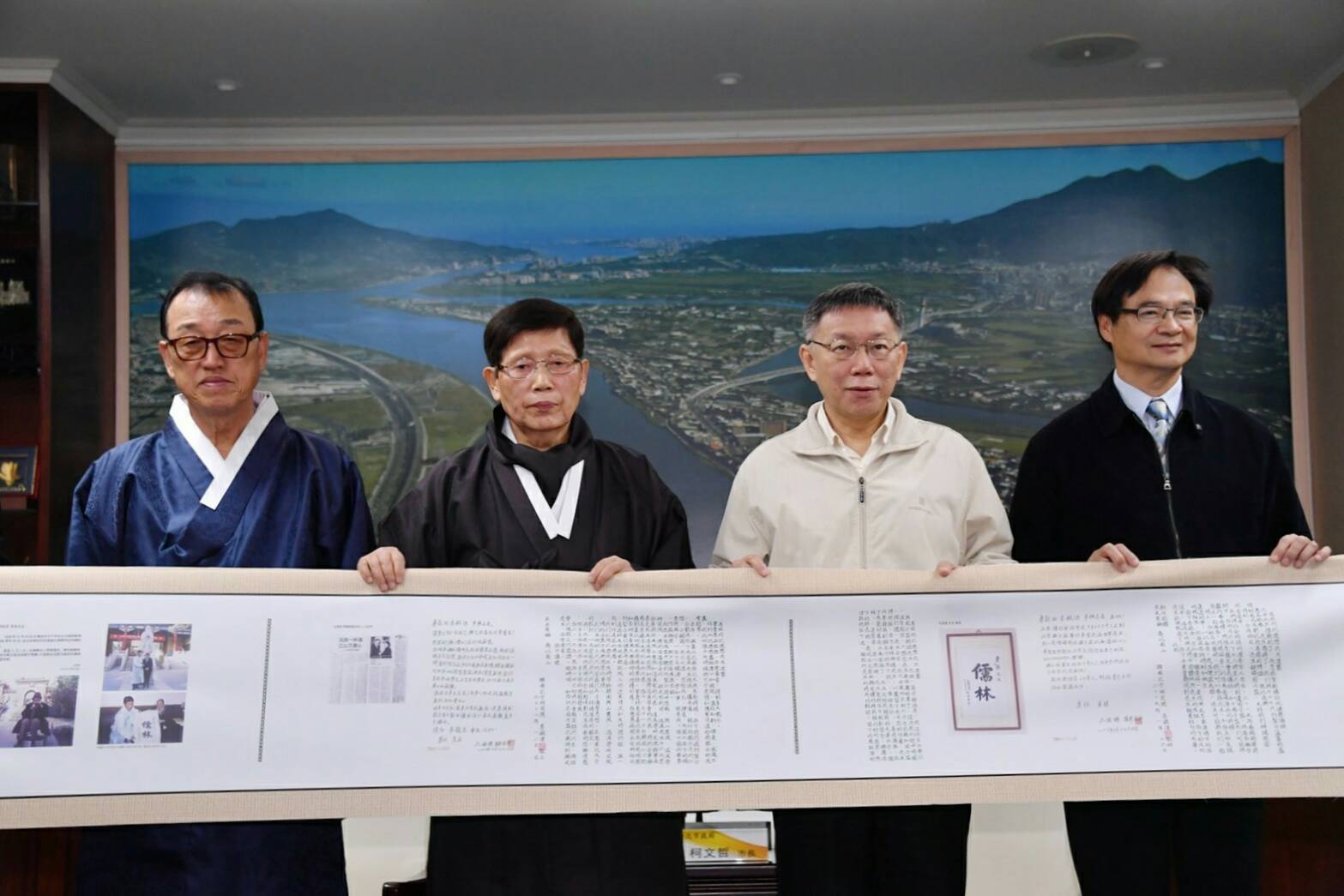 柯文哲（右2）接受電視專訪談到美中台關係時，直指蔡英文政府的親美立場，就像一個強盜去搶銀行。（台北市政府提供）