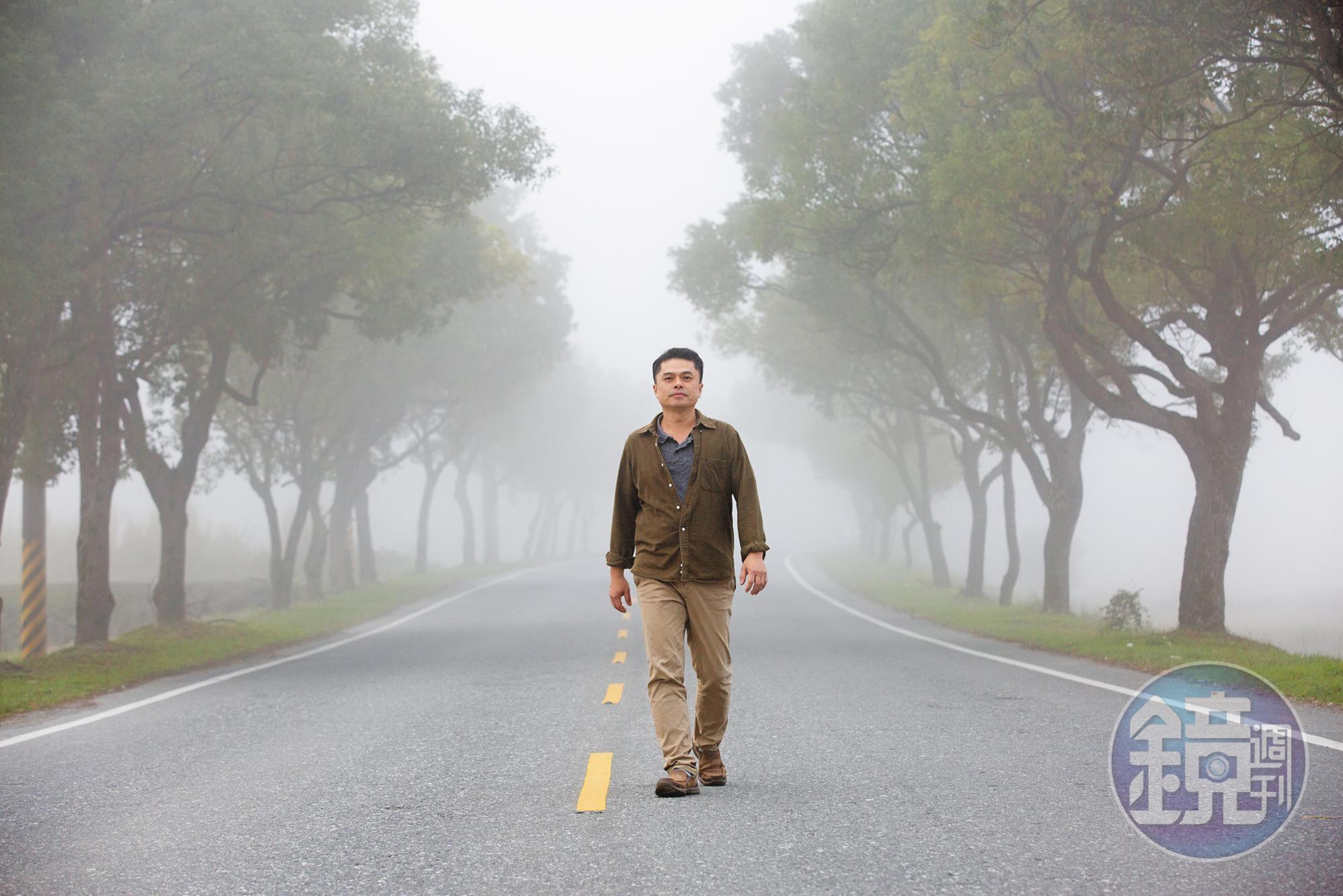 清晨的玉里起霧了，這是王嘉納上班必經的路段，他告訴我們，每天的晨色都不同，故鄉很美。