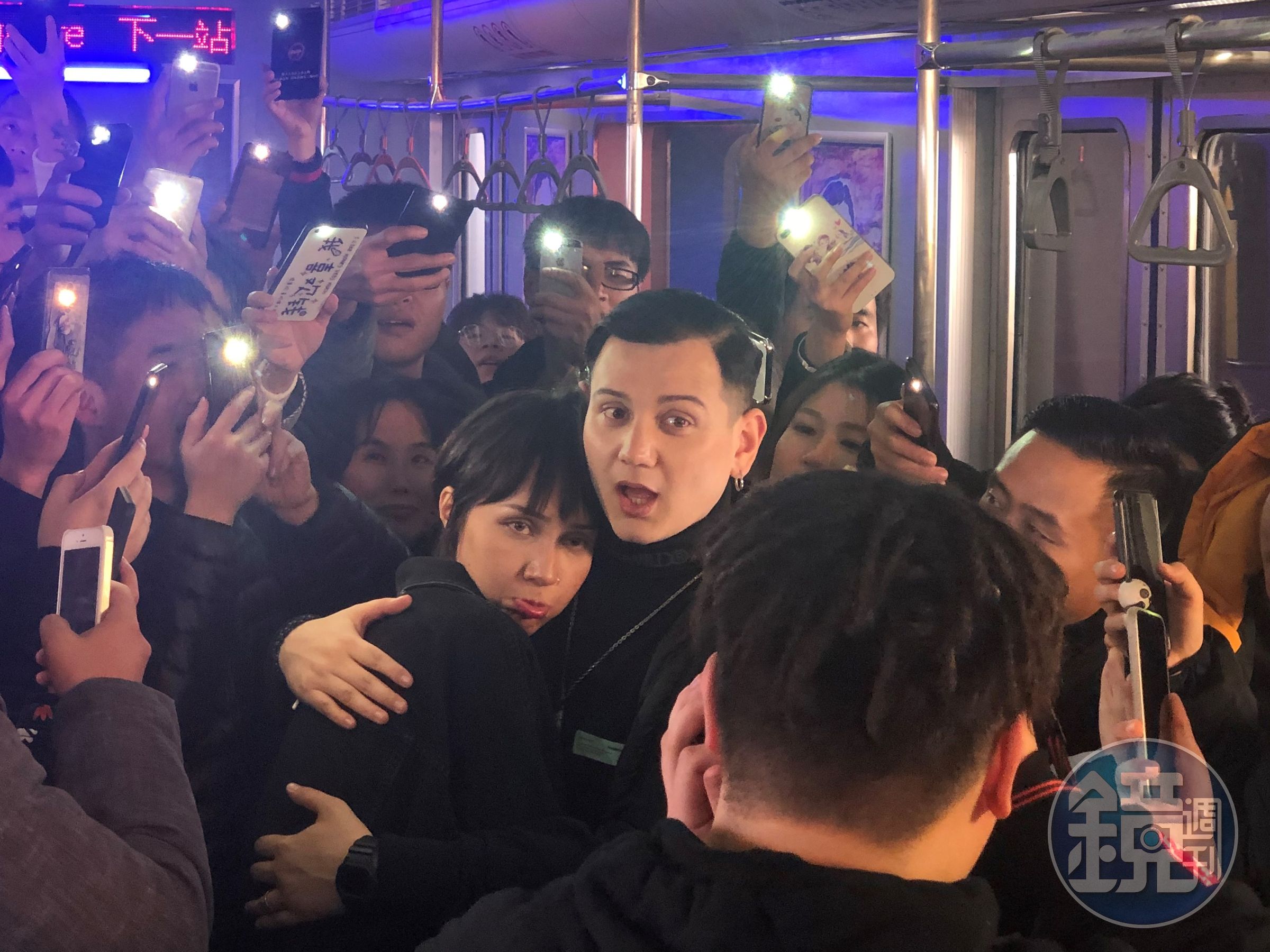 拍新歌〈星球墜落(Falling)〉MV時，艾熱邀請新婚妻子Ziba合體演出。（豐華提供）