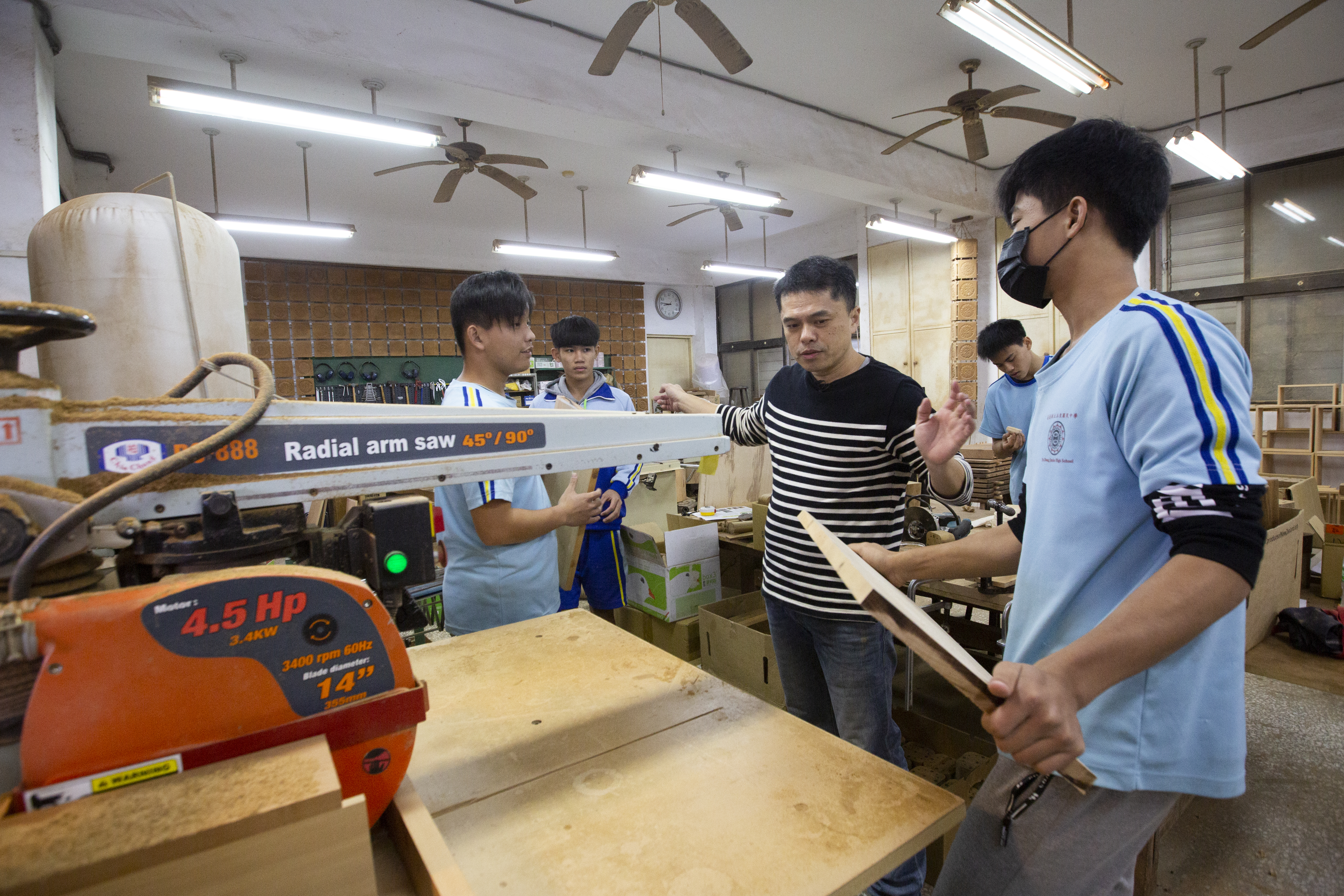 王嘉納（中）期待未來打造實驗教育中學，讓學生從國中開始學習的木工專業，未來不會中斷，可以繼續興趣領域。