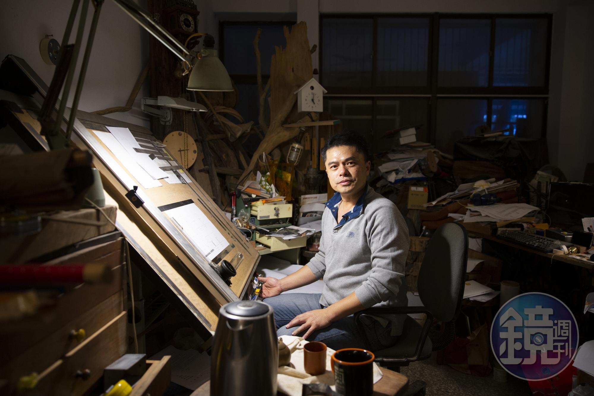 王嘉納的工作室很溫暖，他說是因為木頭的溫度，冬暖夏涼，這也是他最常創作的地方。