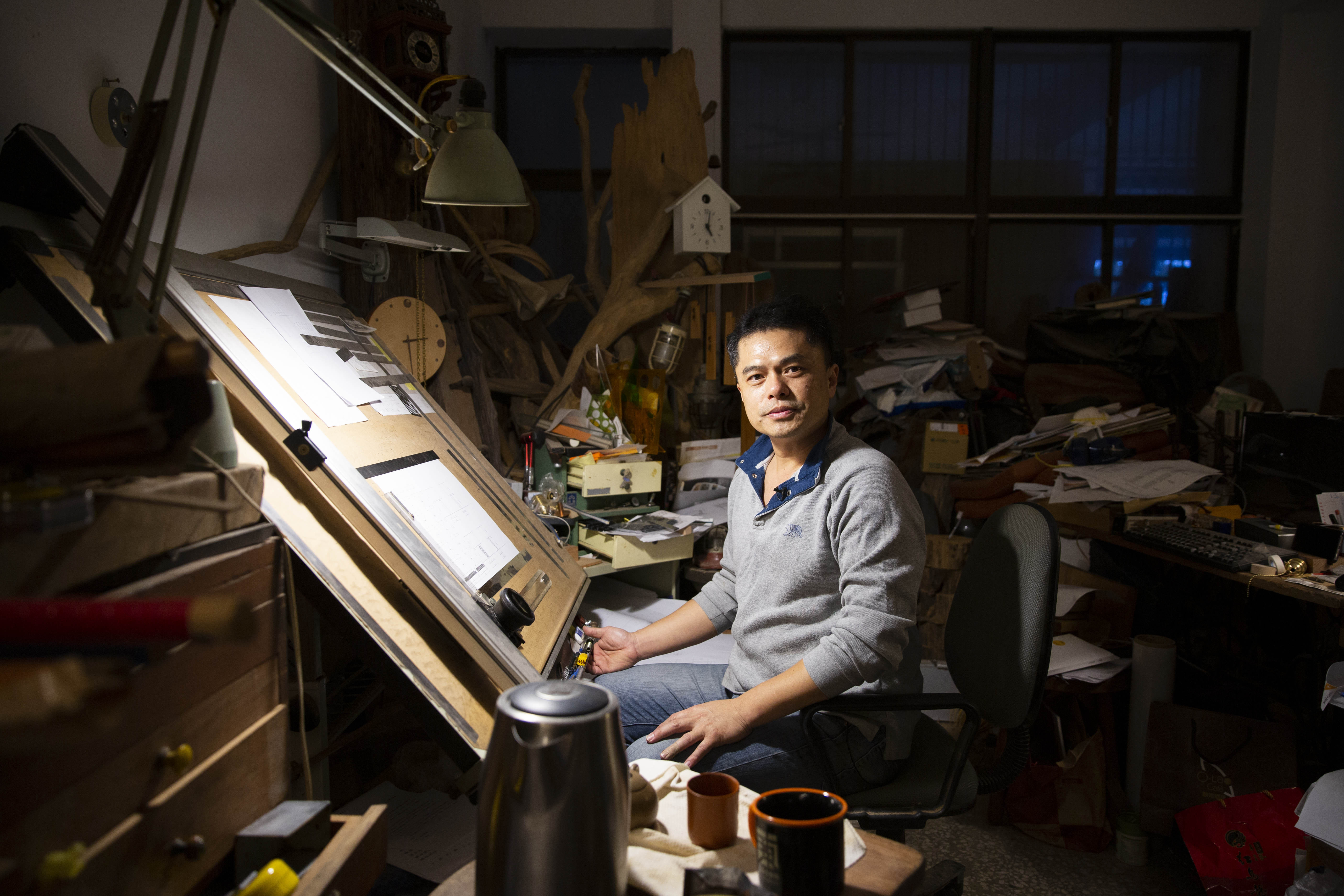 王嘉納的工作室很溫暖，他說是因為木頭的溫度，冬暖夏涼，這也是他最常創作的地方。