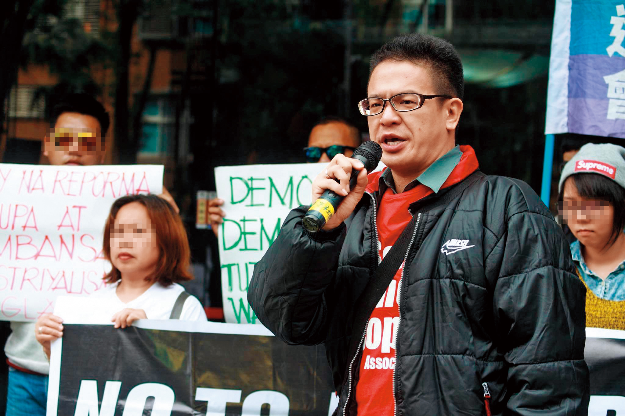 汪英達抗議菲政府鎮壓驅離布拉干省占領運動，移工不少是被迫參加。（翻攝自桃園市群眾服務協會臉書）
