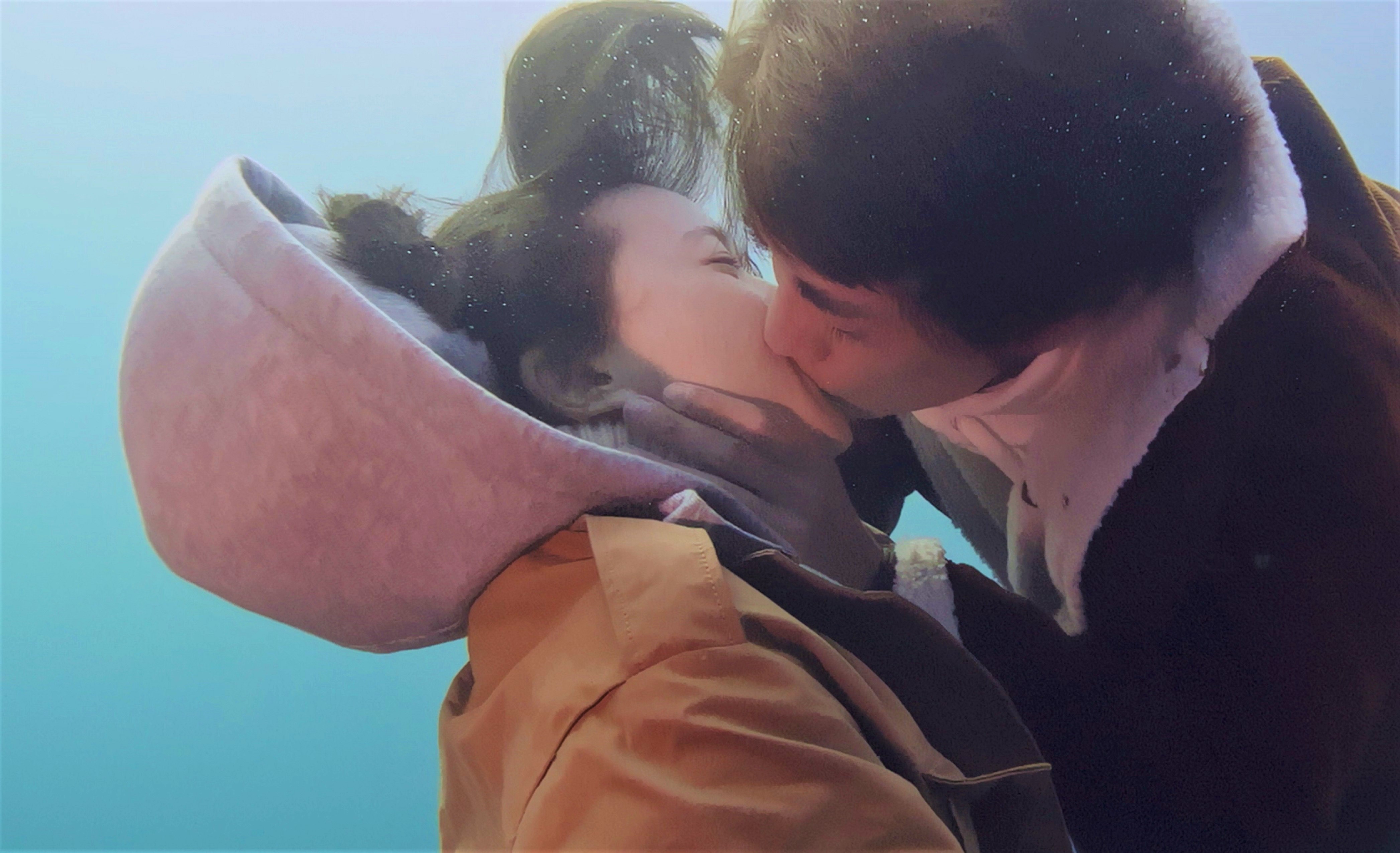 林子閎救落水的鍾瑶，在水裡進行人工呼吸。（東森提供）