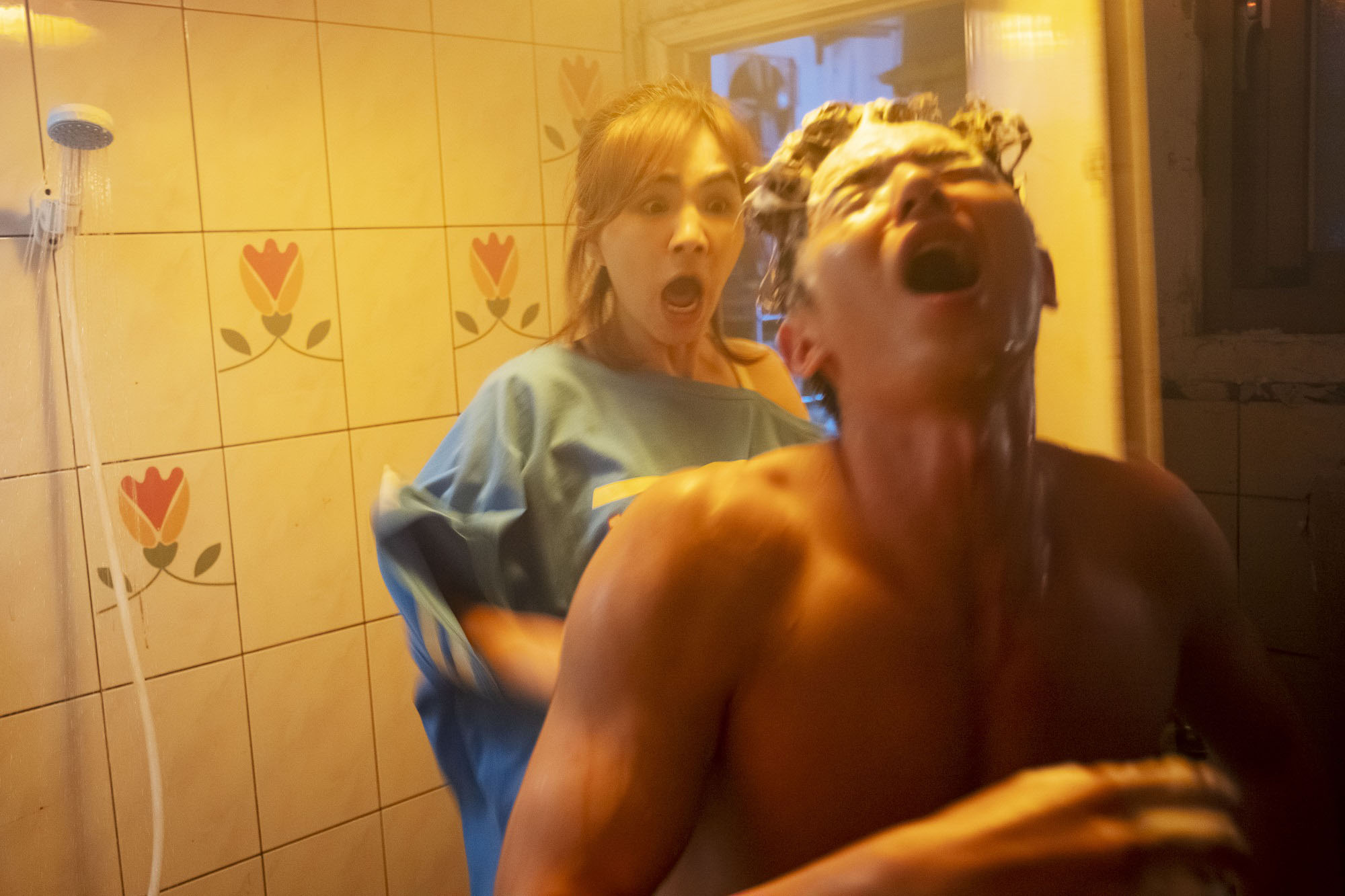 喜劇《大三元》連男女主角的感情戲都搞得很趣味，Ella表情逗趣。（好孩子國際娛樂提供）