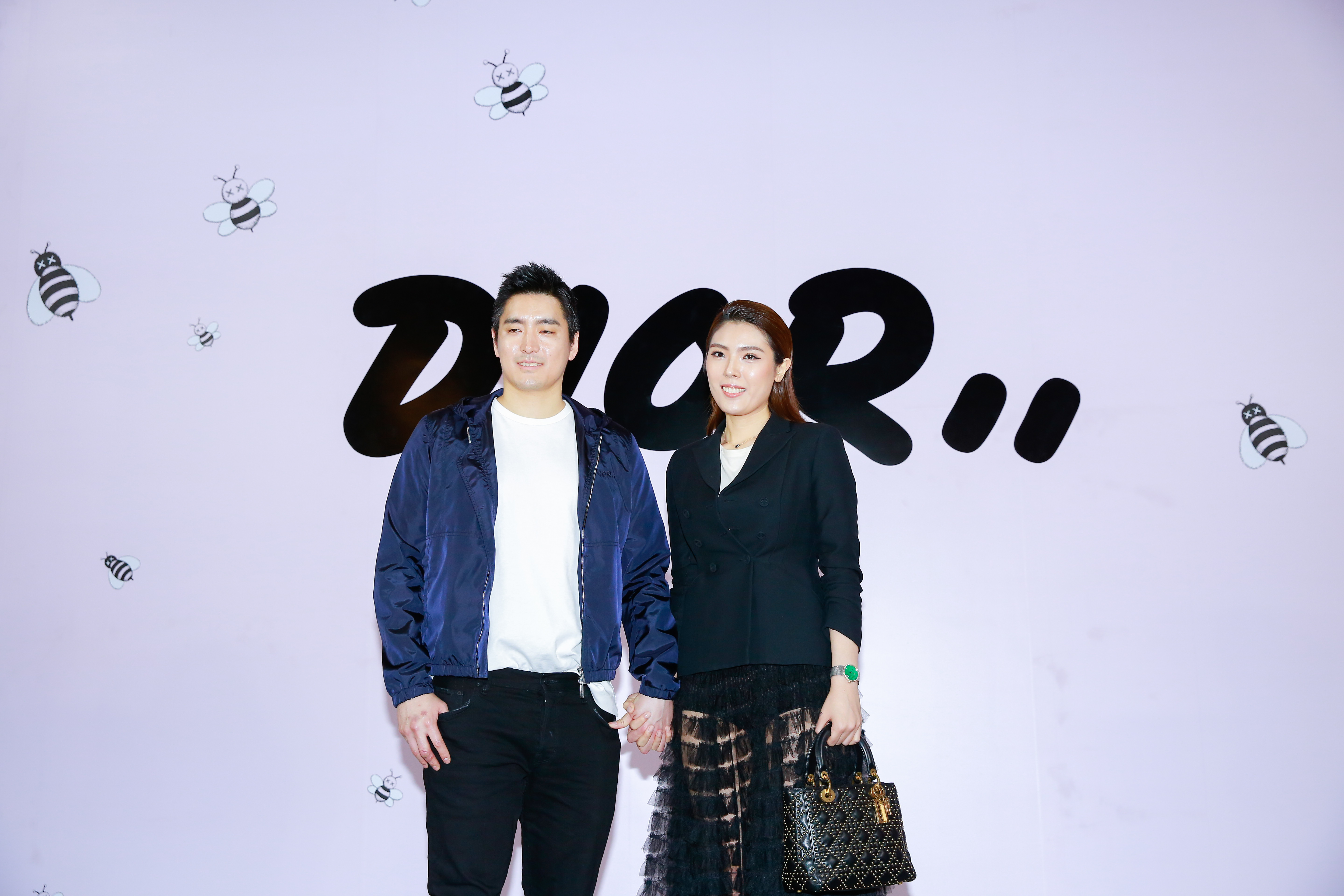 理科太太與先生十指緊扣出席，獻出夫妻倆的第一場時尚活動秀。