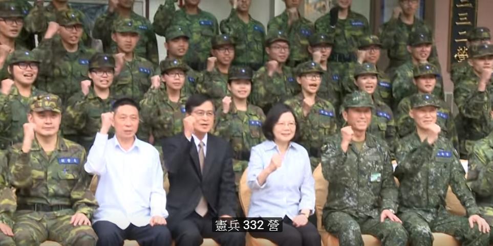 憲兵332營擔任總統府、官邸的維安勤務，卻傳出士兵販賣大麻。圖為蔡英文端午節親往慰勉。（總統府提供）
