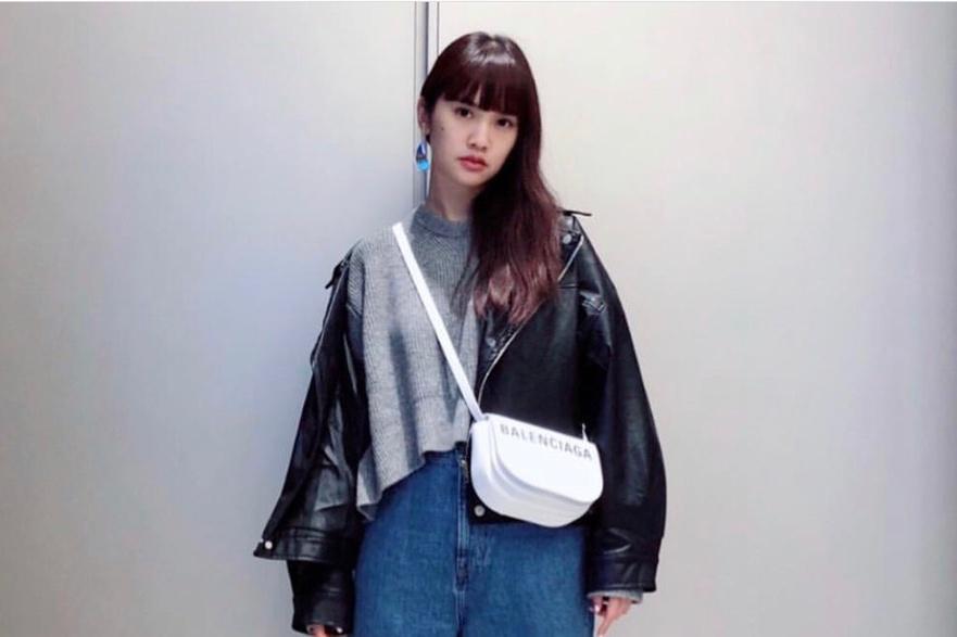 楊丞琳穿著皮衣、皮夾克,搭配BALENCIAGA VILLE DAY XS白色肩背包。(翻攝自楊丞琳IG)
