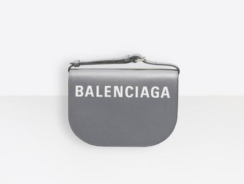 BALENCIAGA灰色VILLE DAY XS 肩背包。NT$43,400(翻攝自BALENCIAGA官網)