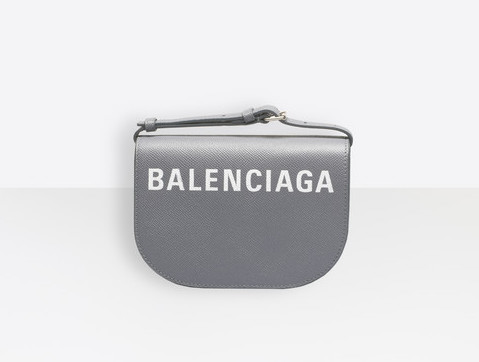 BALENCIAGA灰色VILLE DAY XS 肩背包。NT$43,400(翻攝自BALENCIAGA官網)