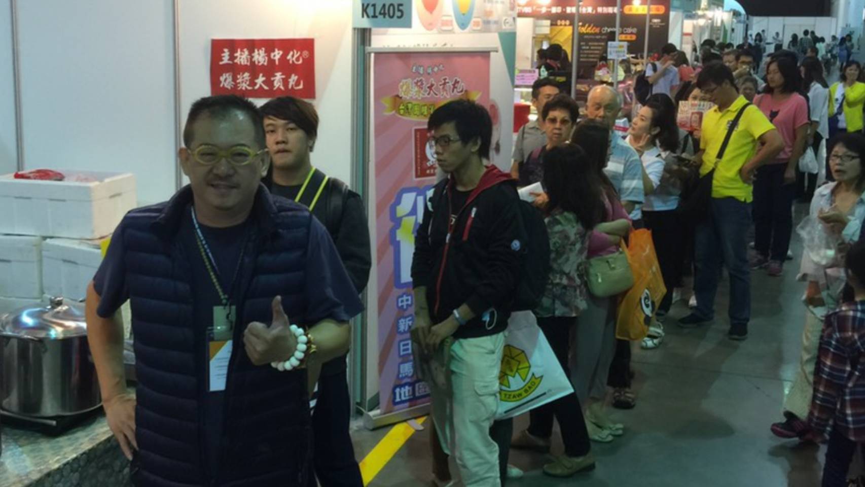 楊中化（左1）在世貿美食展嶄露頭角，1天有500人排隊買他的貢丸。