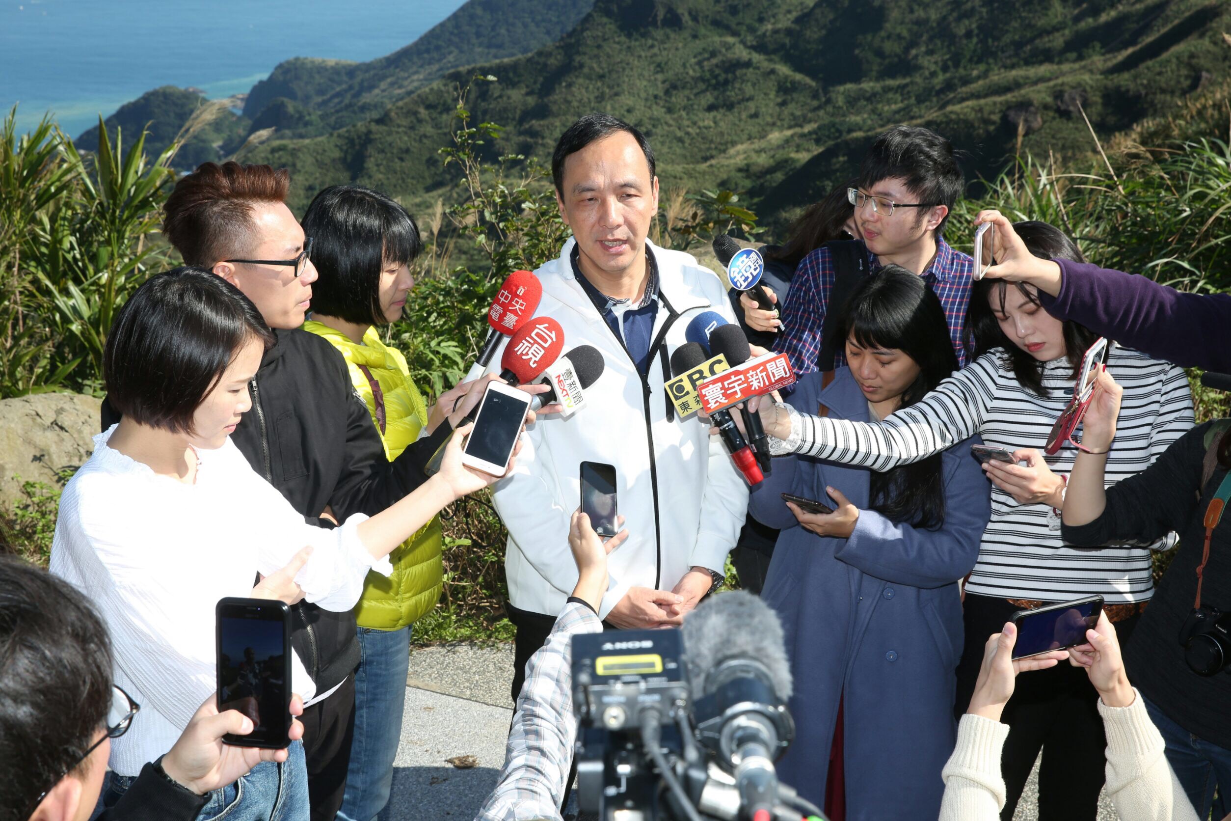 前新北市長朱立倫今受訪時表示，美中台關係一定要取得平衡。