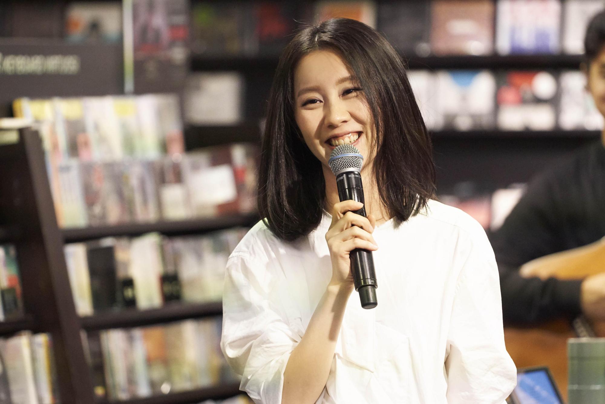 白安睽違四年回歸樂壇，在誠品書店敦南店和粉絲見面。（相信音樂提供）
