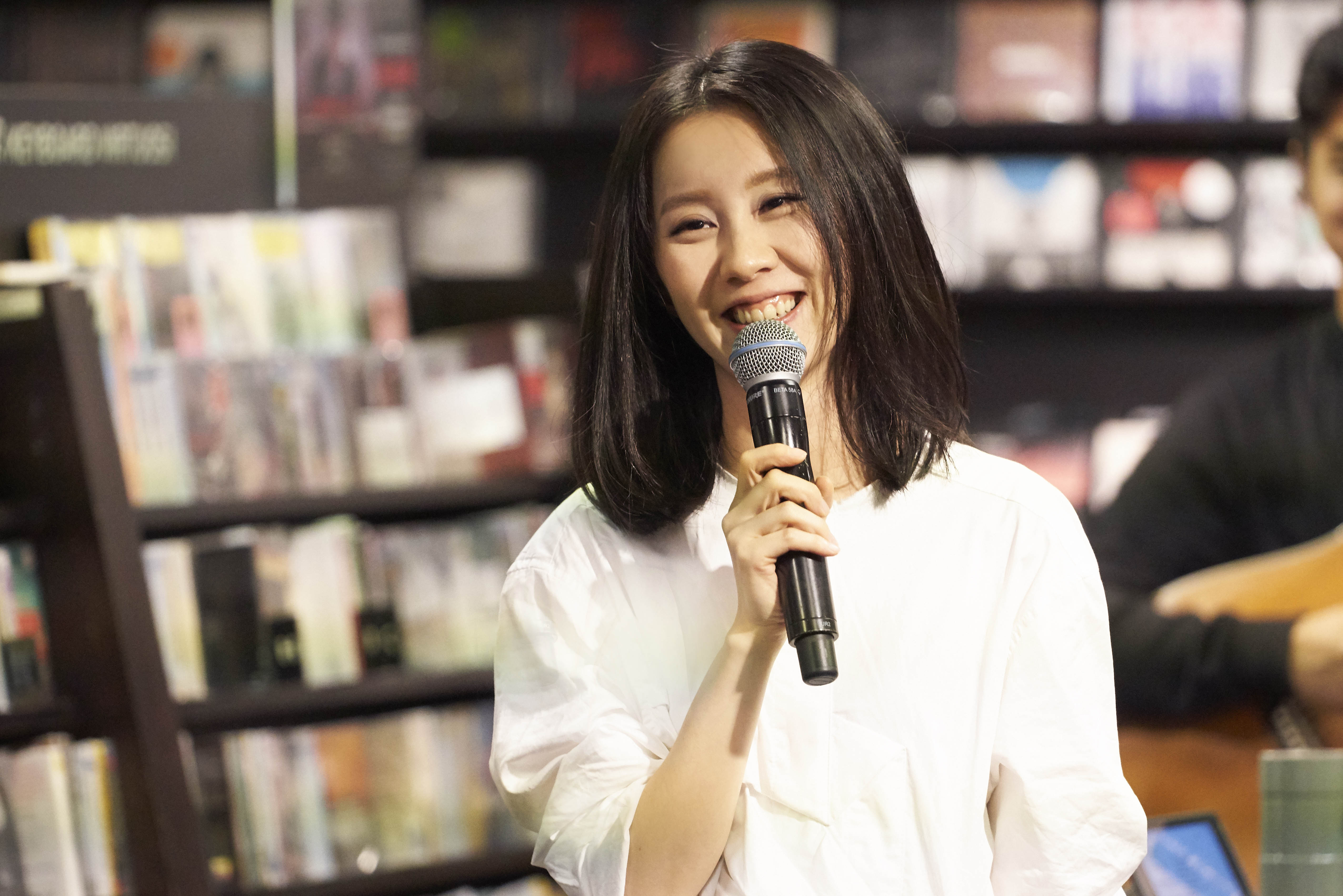 白安睽違四年回歸樂壇，在誠品書店敦南店和粉絲見面。（相信音樂提供）