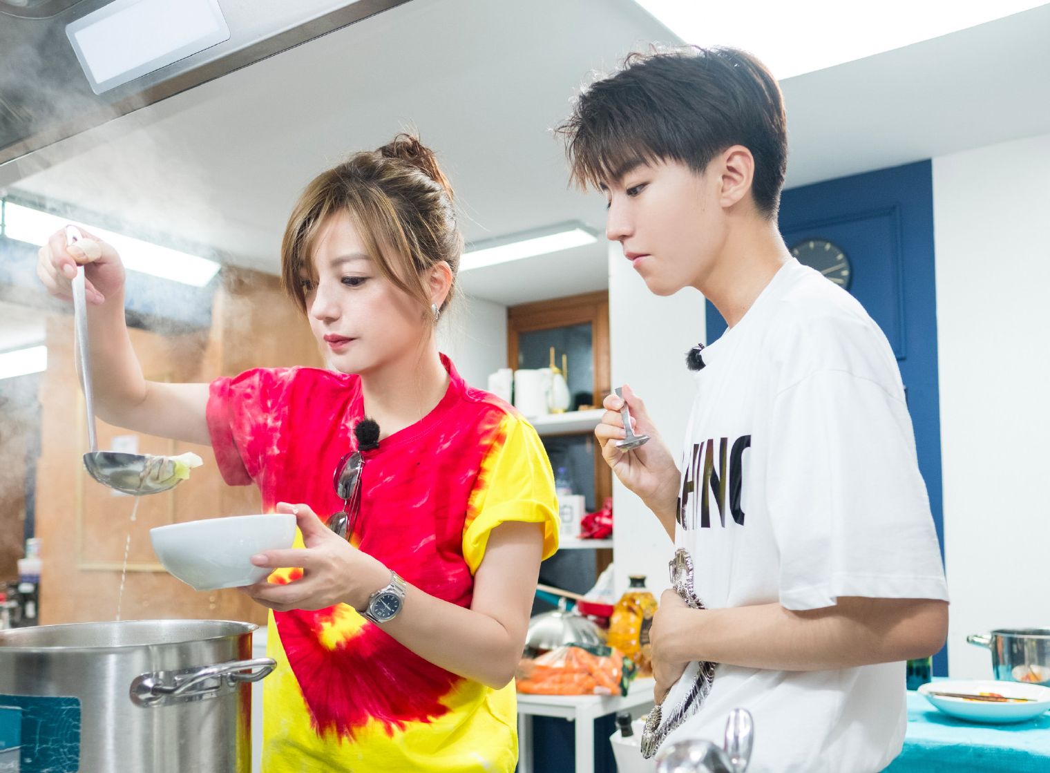 王俊凱（右）與趙薇一同下廚，手藝絲毫不遜色。（中天綜合台提供）