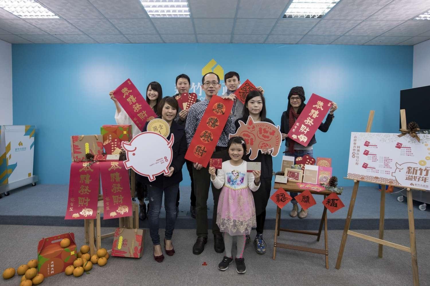 新竹市政府邀請在地書法家、設計師打造春聯、紅包袋，免費贈送給民眾。（新竹市政府提供）