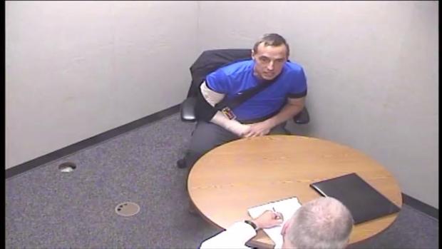 馬洛里接受偵訊的監視器畫面。（網路截圖，CBS 60Minutes）