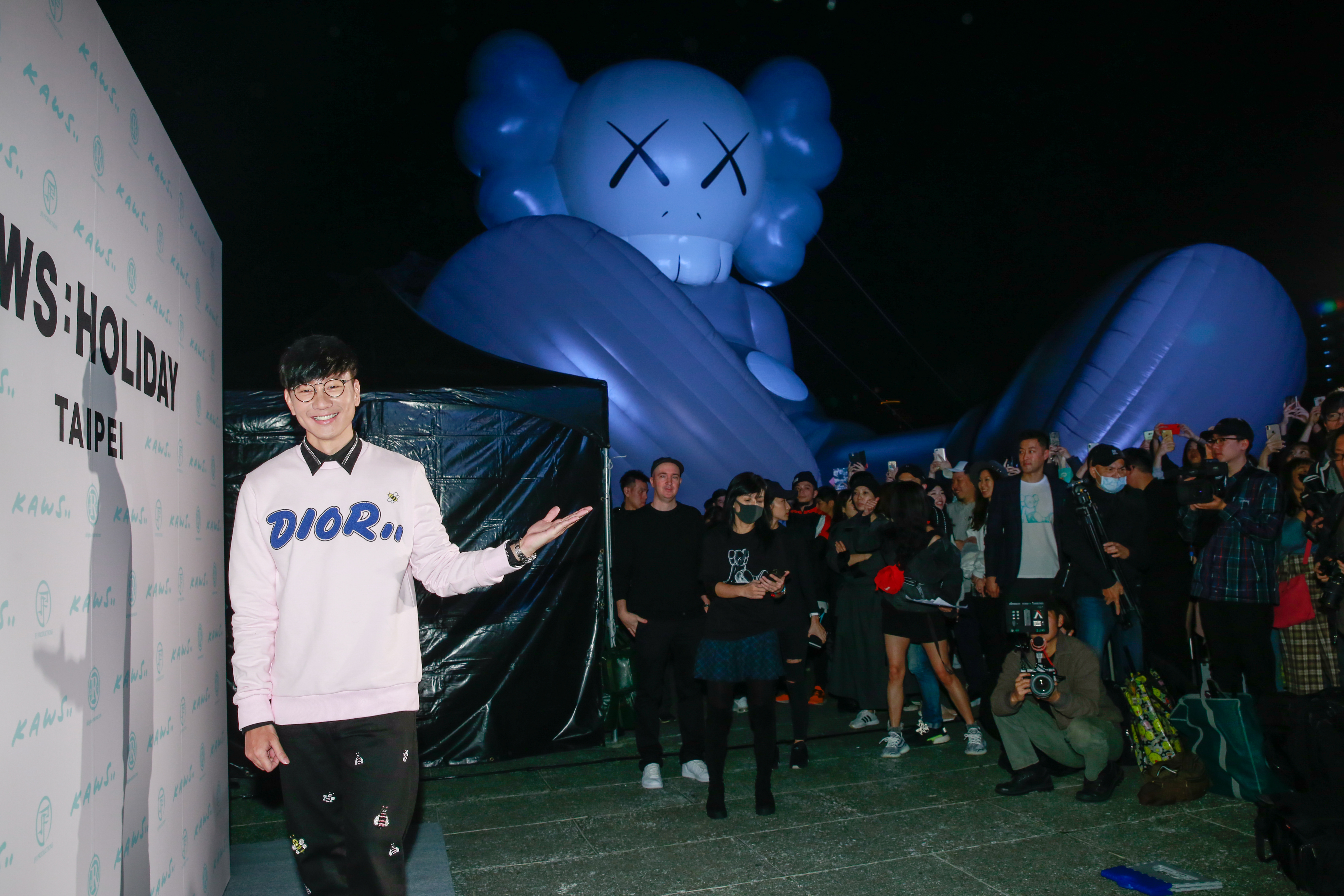 林俊傑開心與他邀來的KAWS大型藝術創作合影。