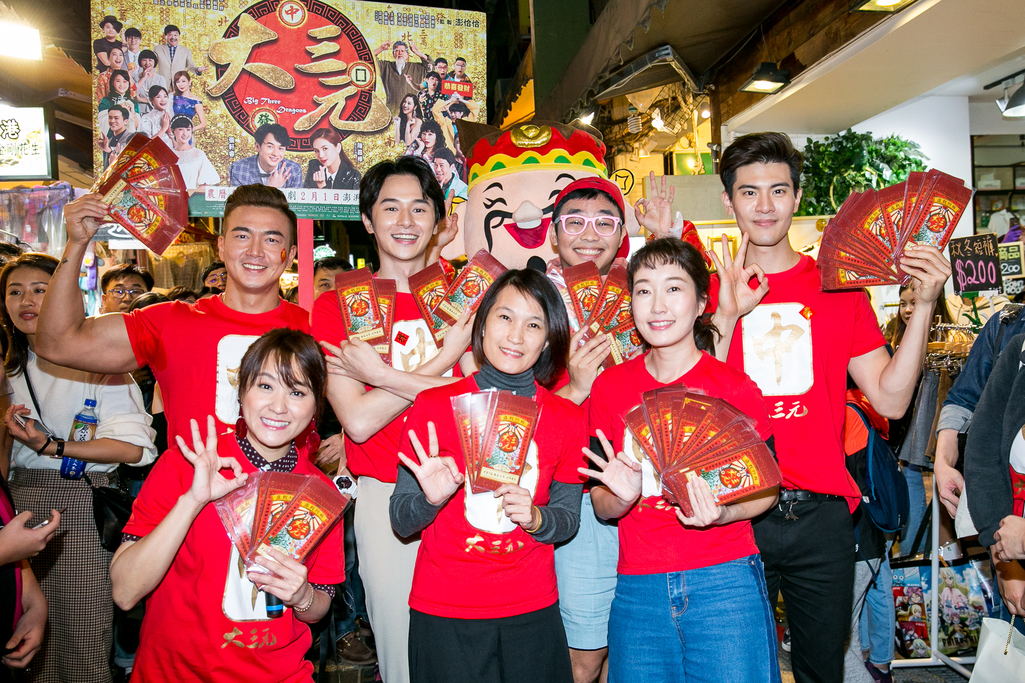 張軒睿、李沛旭、海芬、巴鈺、吳承洋、那那大師到士林夜市掃街催票。（好孩子國際娛樂提供）