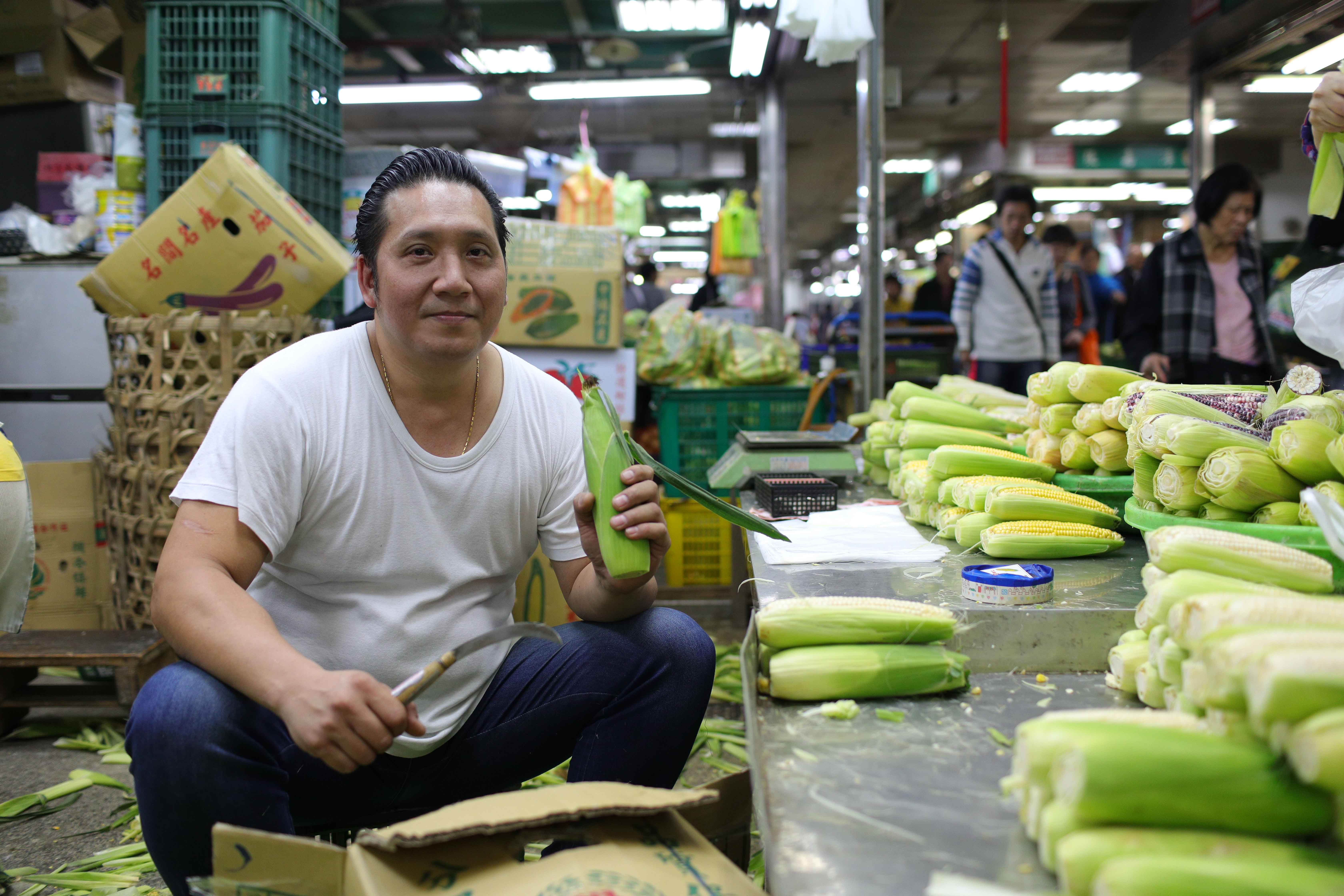 主廚口中的「玉米叔叔」李糧亦的攤位，是濱江市場唯一的玉米專賣店。