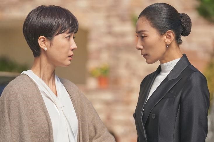 《SKY castle》中廉晶雅（左）為讓女兒考上首爾大醫學系，求助金瑞亨飾演的高考協調員的心情，引起韓國眾多父母的共鳴。（韓國Netflix提供）