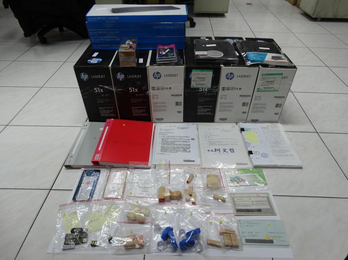 現場查扣銀行存簿、電腦等3C產品以及虛設公司行號等相關資料。（警方提供）