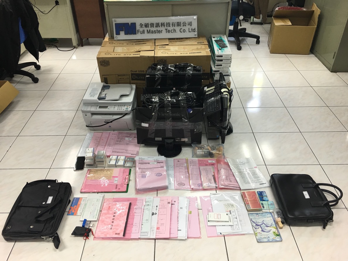 現場查扣「全碩資訊科技有限公司」招牌、公司電腦等。(警方提供)