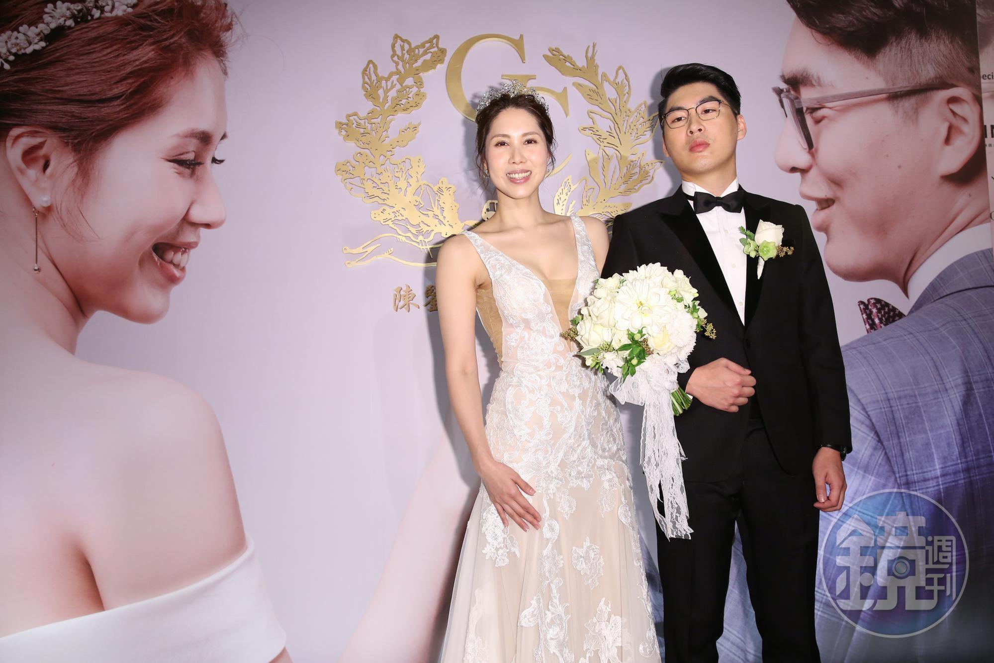 37歲的余苑綺與小4歲的老公Gary今大婚,身穿深V禮服相當性感。
