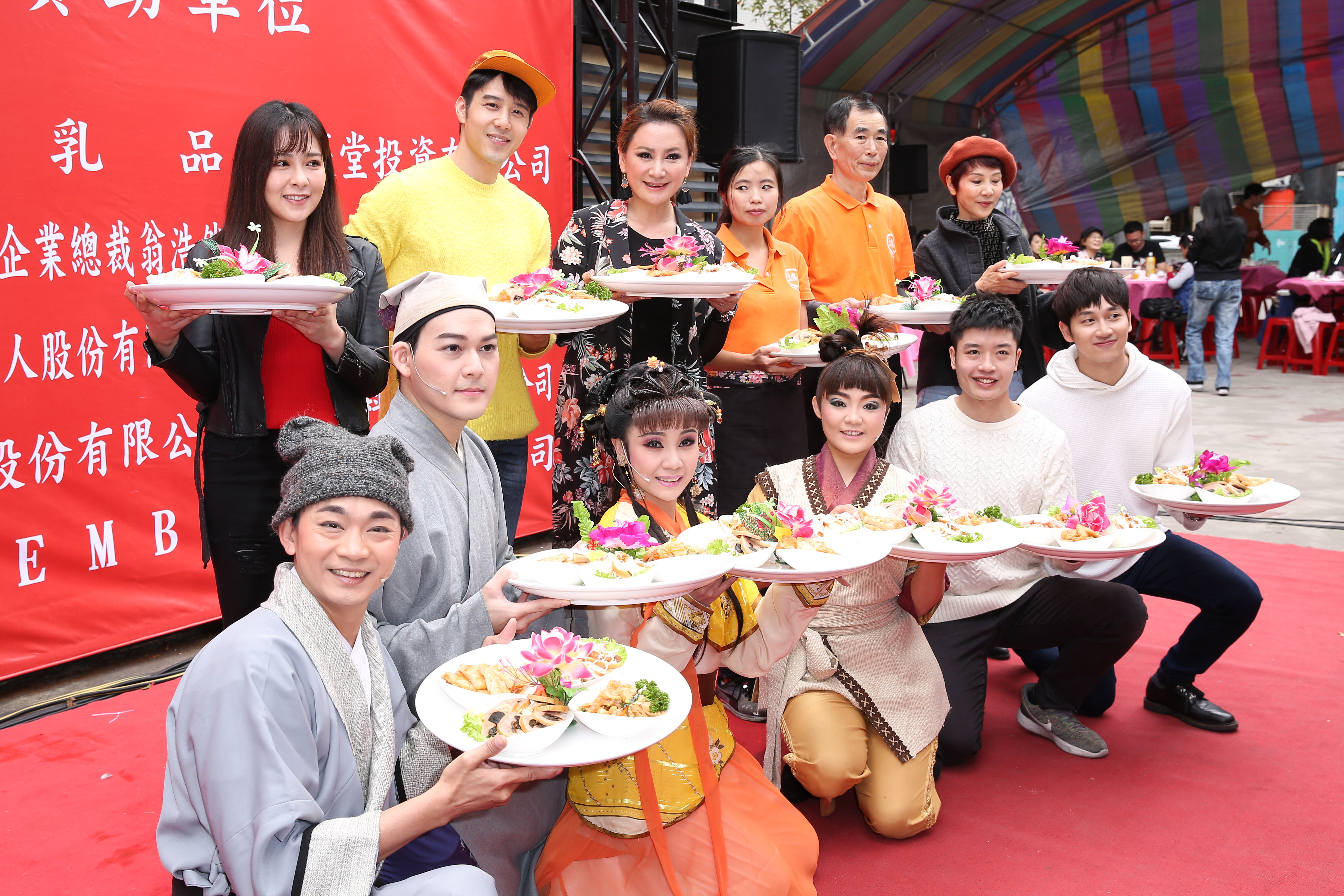 陳亞蘭主辦「2019戲台辦桌，歡喜慶團圓」公益活動，胡宇威也來共襄盛舉。