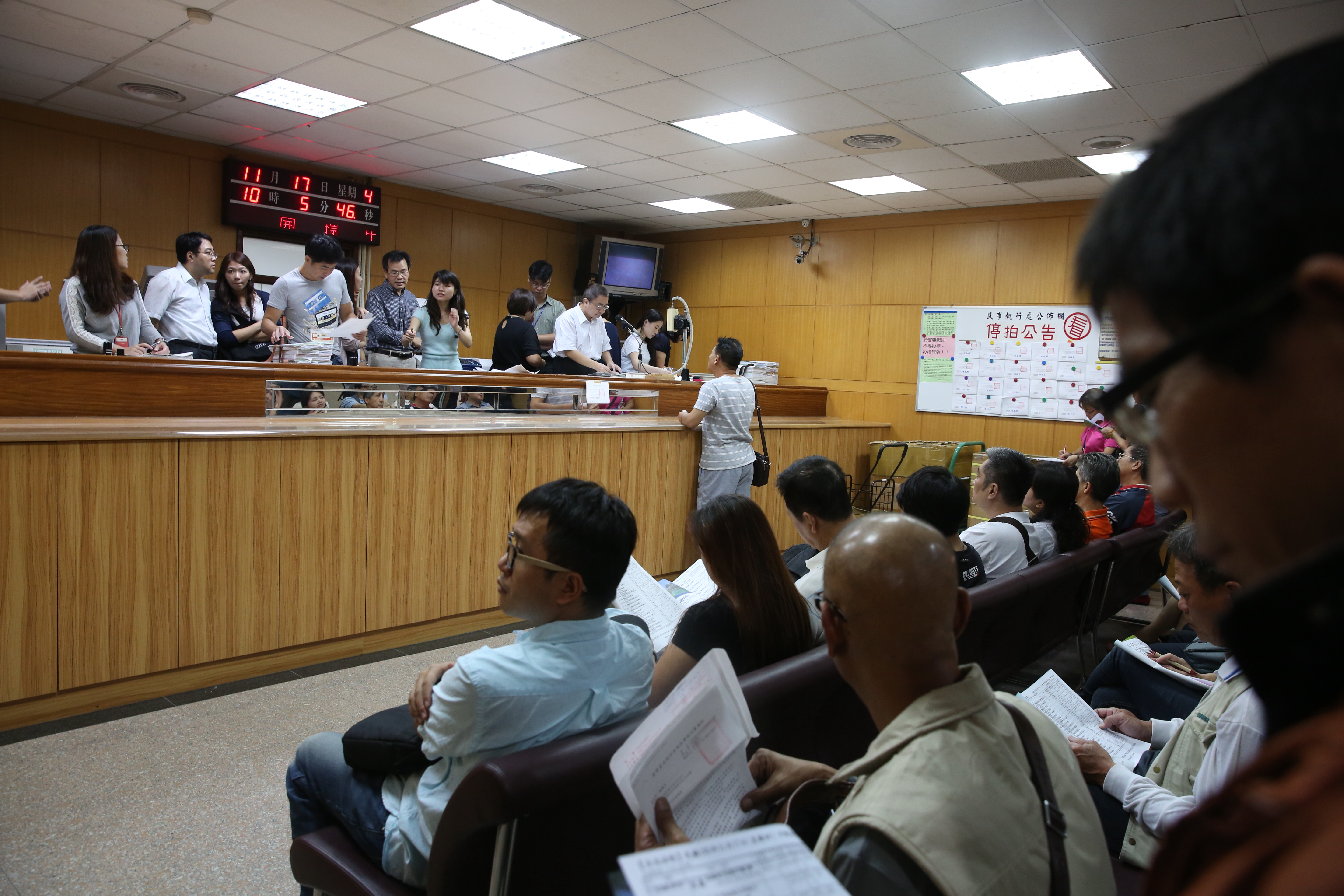 法拍屋拍賣時要由司法事務官或法官主持，圖為正常程序法拍現場，與本案無關。