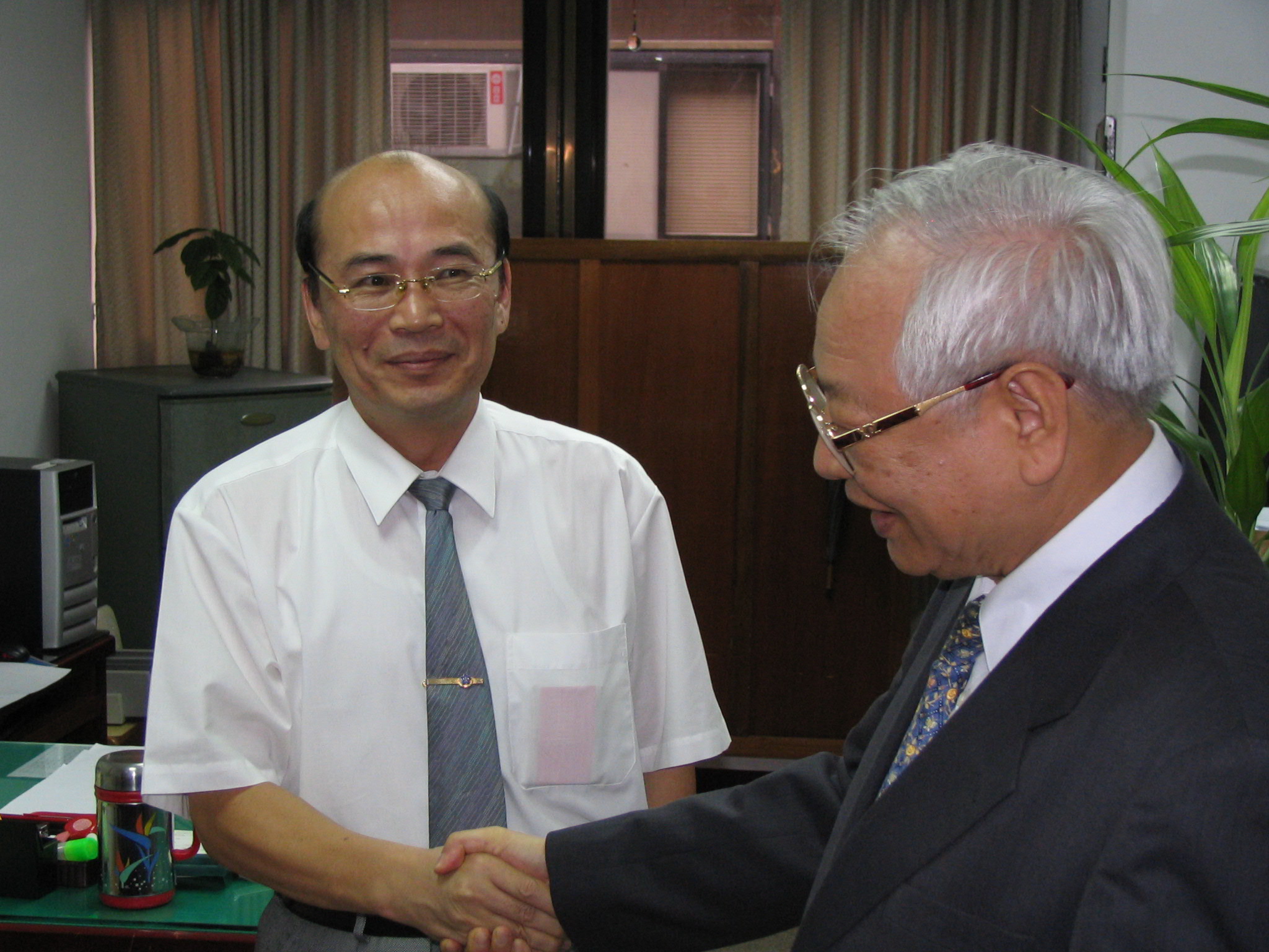 台北地院民事執行處庭長李英豪（左）第一時間發現書記官偷賣法拍屋，將全案移送地檢署偵辦。