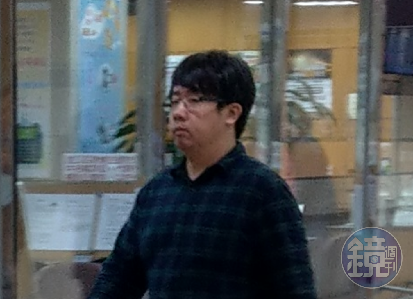 盜賣法拍屋的書記官駱俊勳遭發現後,電腦權限已被鎖,竟利用同事不在時盜用同事電腦,開出「權利移轉證書」給得標者。
