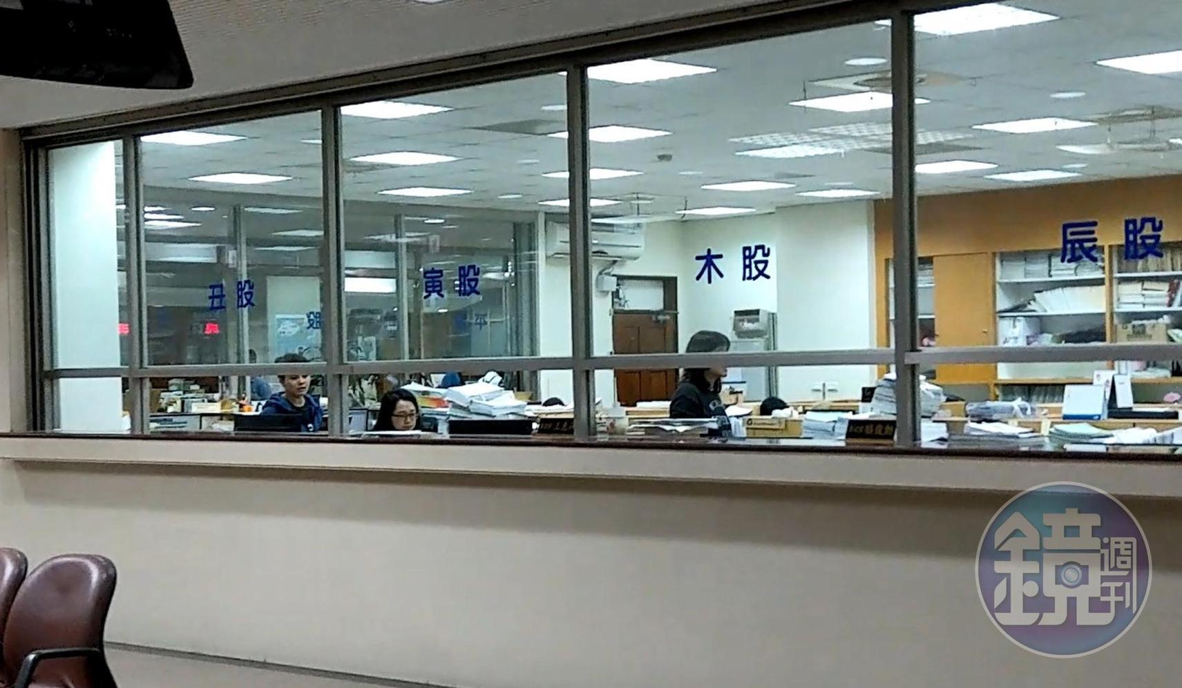 台北地院民事執行處書記官駱俊勳偷賣法拍屋並以偽造文書方式吃案，遭移送地檢署偵辦。