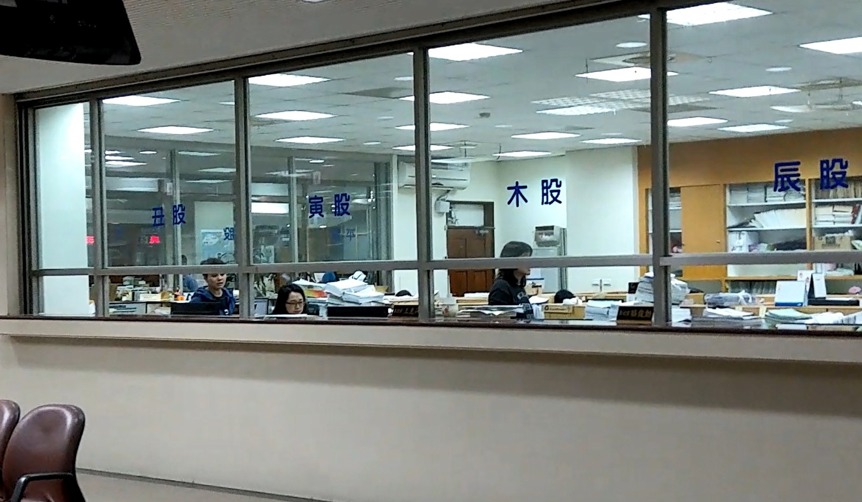 台北地院民事執行處書記官駱俊勳偷賣法拍屋並以偽造文書方式吃案，遭移送地檢署偵辦。