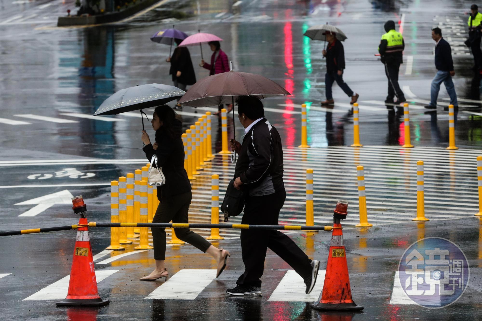 今天北部及東北部有陣雨，中南部和東部有局部陣雨。
