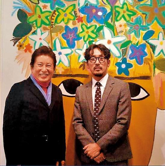  2016年河正宇在首爾開畫展，演員父親金容建（左）出席捧場。（翻攝自Daum網站）