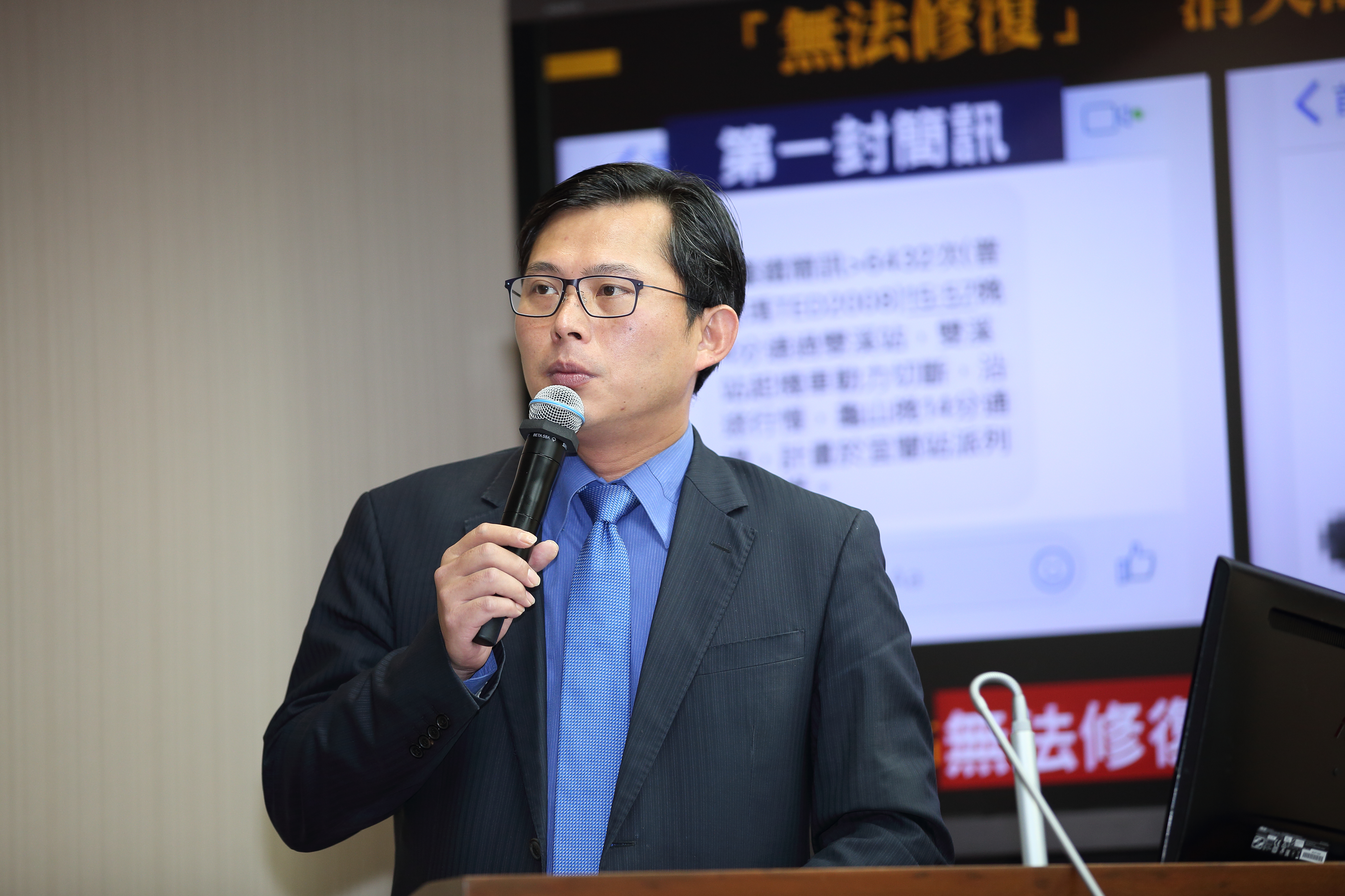 時代力量立委黃國昌凌晨於臉書發長文，宣布卸下黨務。