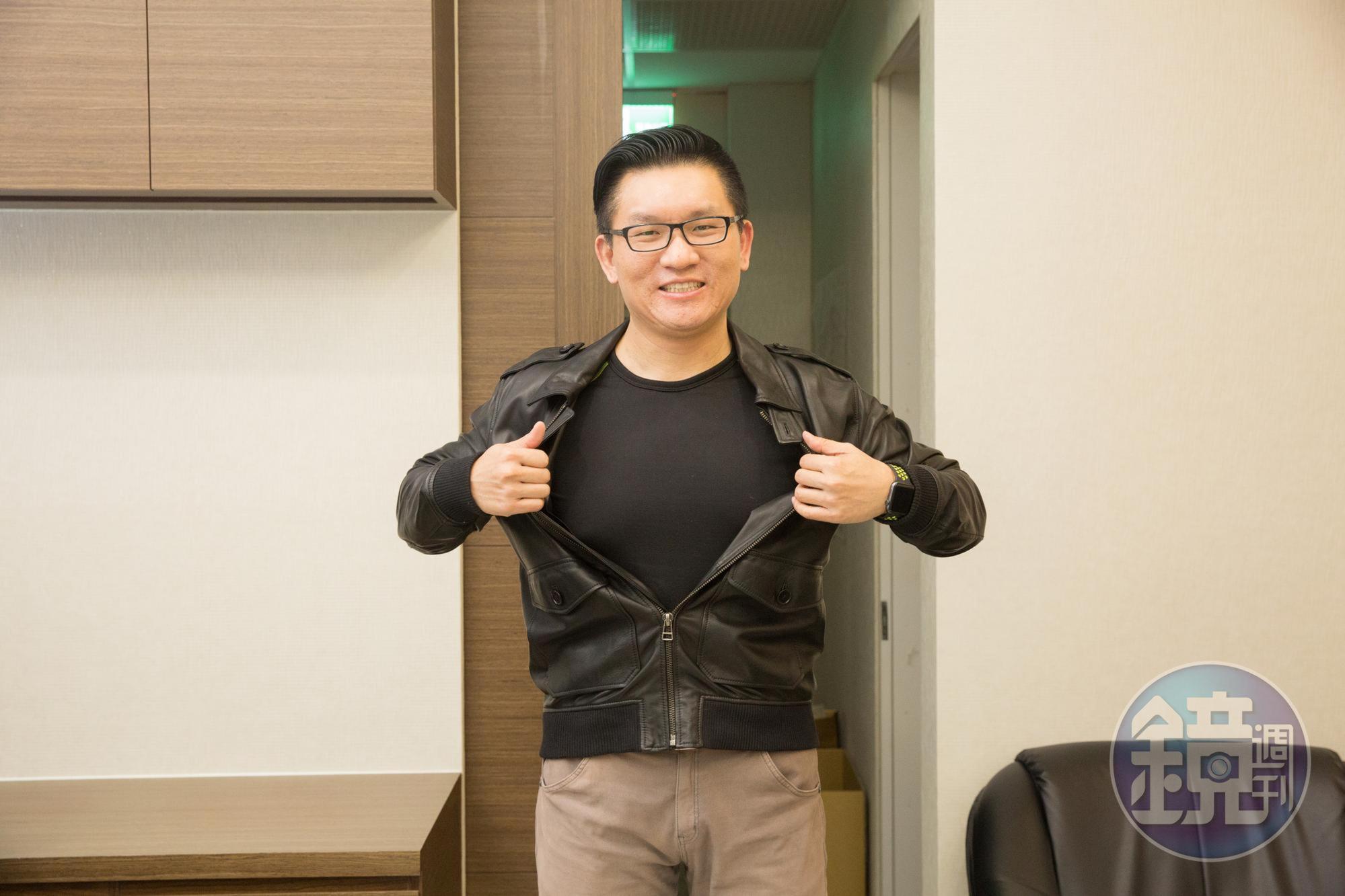 童仲彥從大學時便有健身習慣,舊照是他大四時在舍宿裡拍的身材照。我們要求他脫掉上衣重現當年樣貌,他在乎形象,只願擺個相似的姿勢,拒絕脫衣。