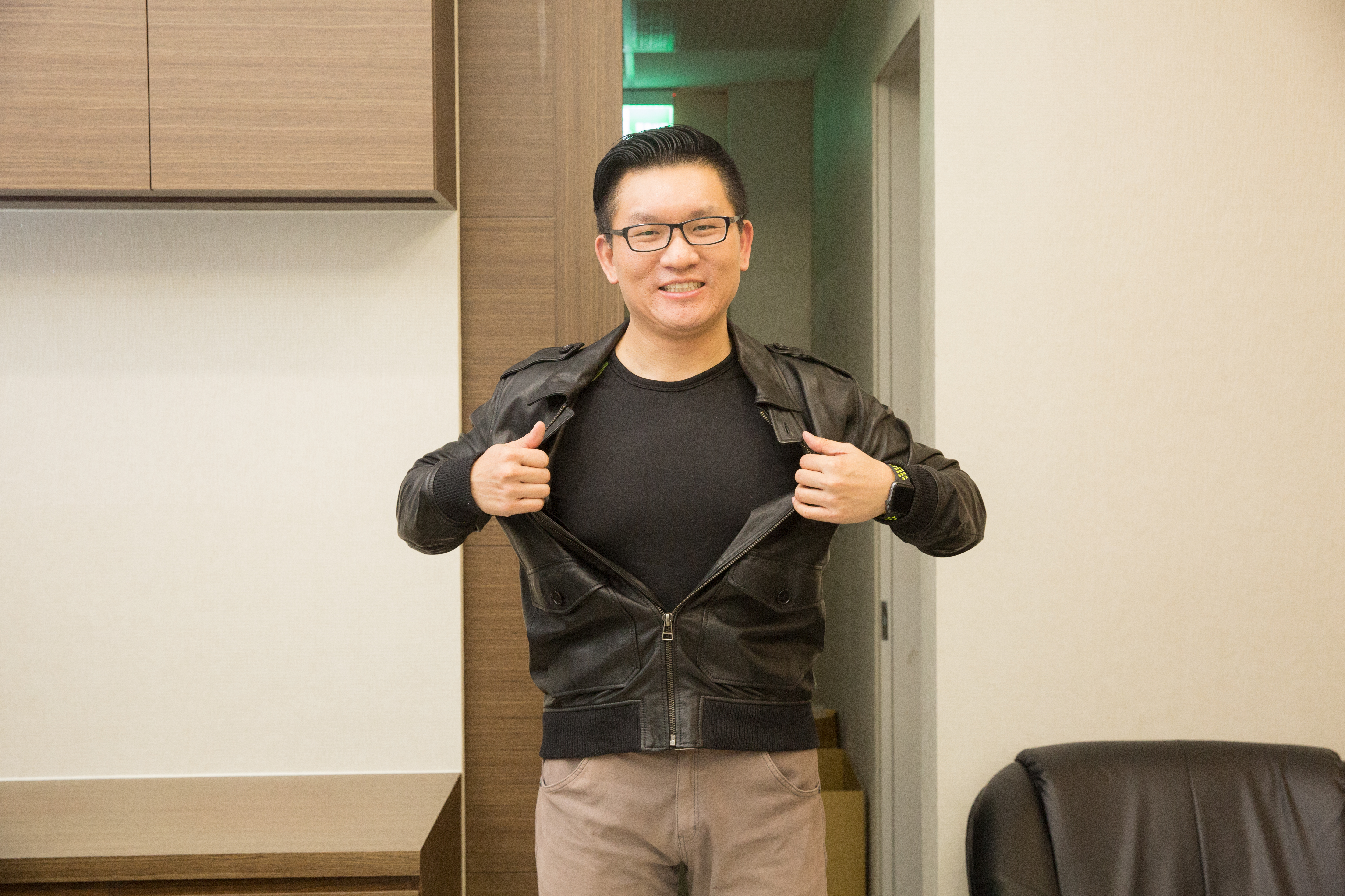 童仲彥從大學時便有健身習慣，舊照是他大四時在舍宿裡拍的身材照。我們要求他脫掉上衣重現當年樣貌，他在乎形象，只願擺個相似的姿勢，拒絕脫衣。