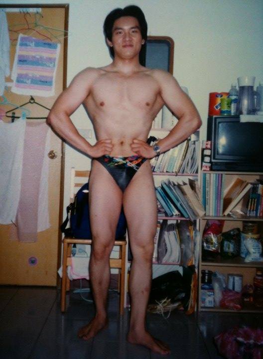 童仲彥從大學時便有健身習慣,舊照是他大四時在舍宿裡拍的身材照。(童仲彥提供)