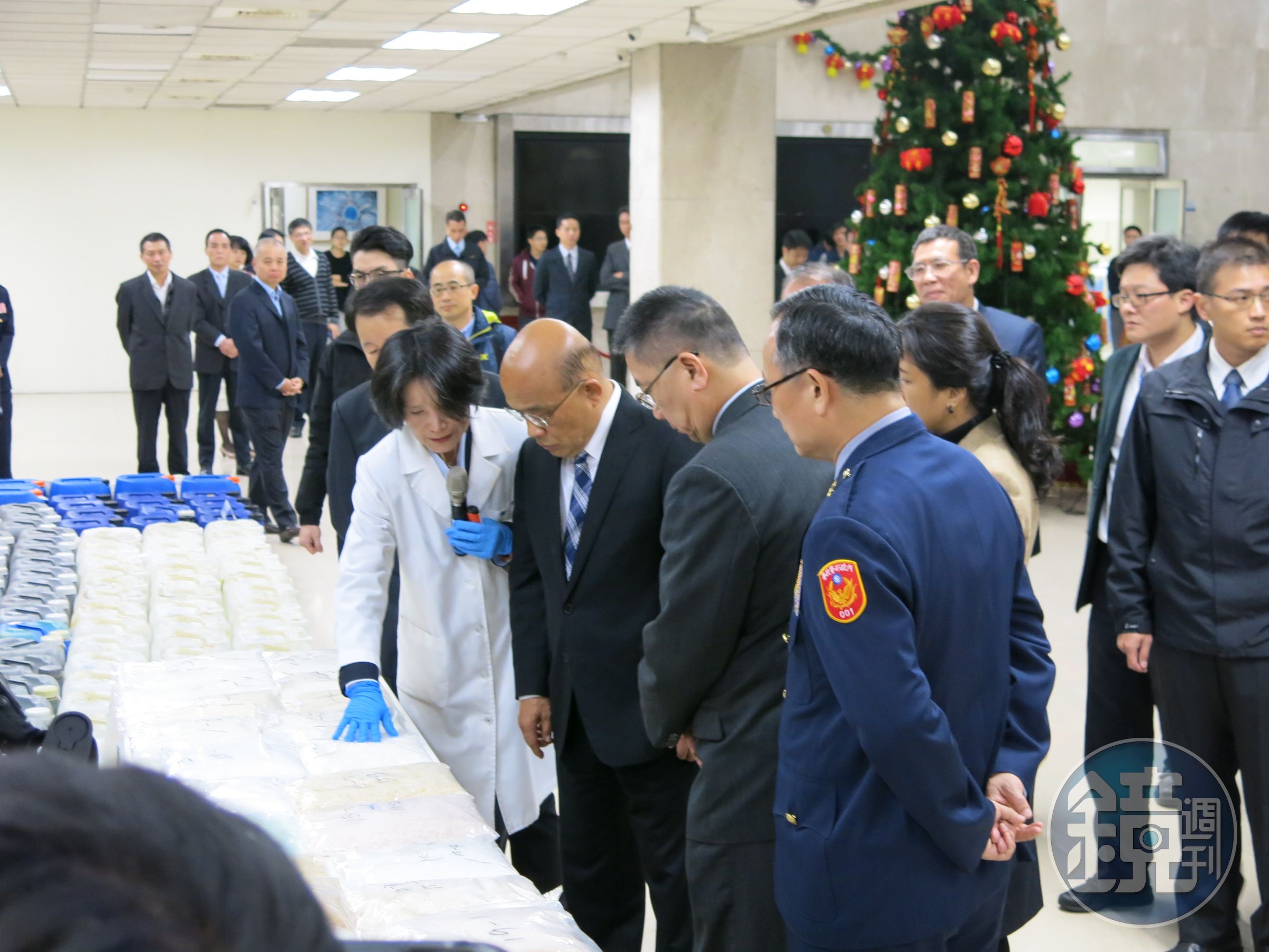 行政院長蘇貞昌接獲警方破獲新型製毒手法，也赴刑事局了解。（刑事局提供）