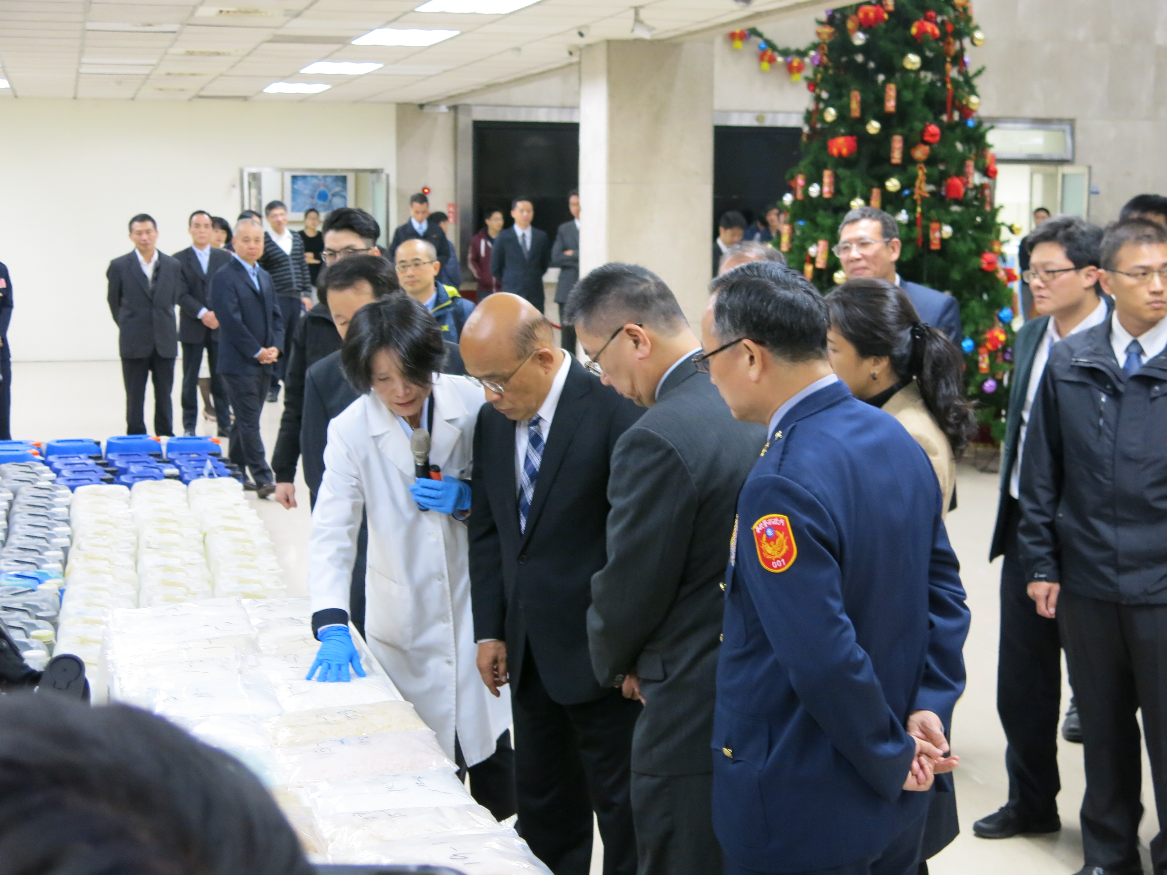 行政院長蘇貞昌接獲警方破獲新型製毒手法，也赴刑事局了解。（刑事局提供）