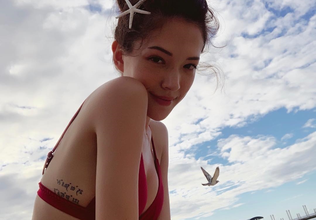 許瑋甯的紅色比基尼露出乳溝盡現好身材。（翻攝許瑋甯IG）