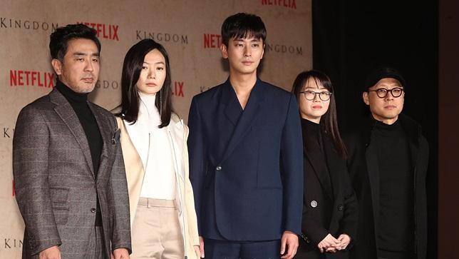 《李屍朝鮮》導演金成勳（右起）、編劇金銀姬與演員朱智勛、裴斗娜、柳承龍，盛裝出席製作發表會，與來自全球43國媒體記者見面。（翻攝自Daum網站）