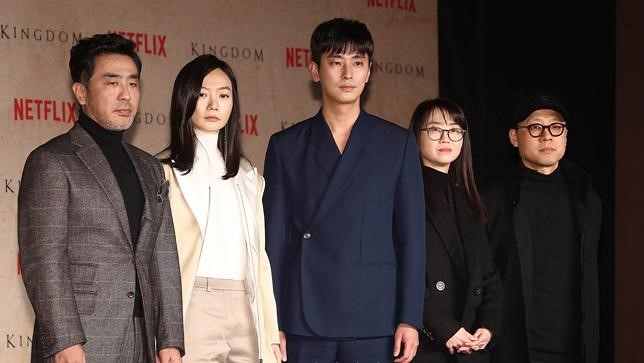 《李屍朝鮮》導演金成勳（右起）、編劇金銀姬與演員朱智勛、裴斗娜、柳承龍，盛裝出席製作發表會，與來自全球43國媒體記者見面。（翻攝自Daum網站）