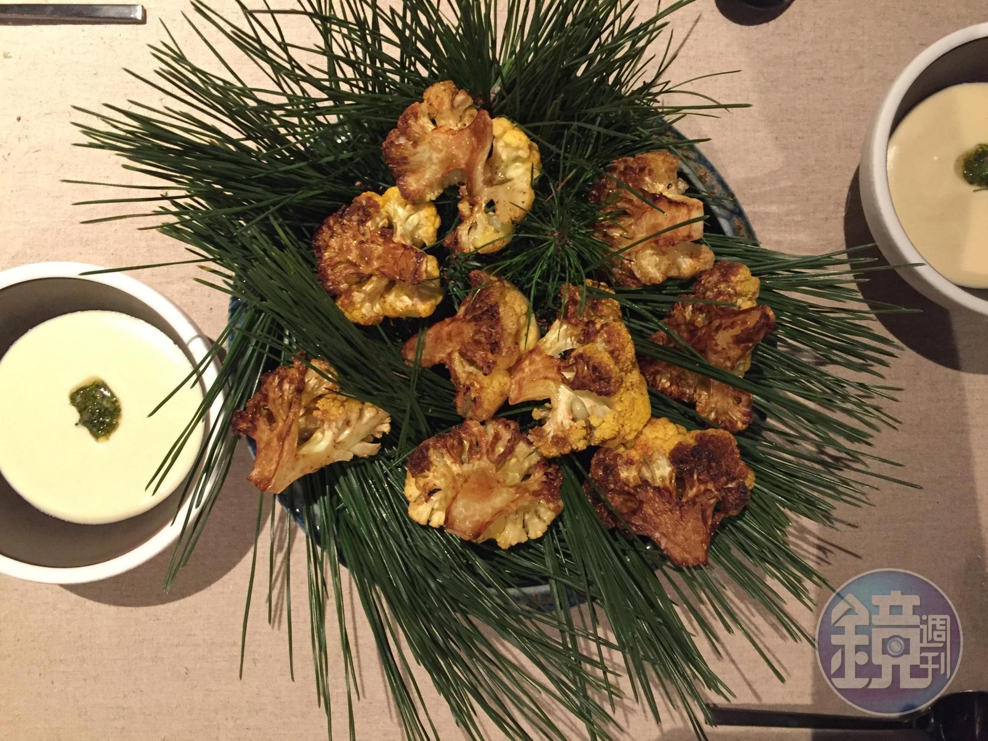 鋪在松葉上的,看起來像雞塊,其實是煎炸過的黃花椰菜,非常開胃。