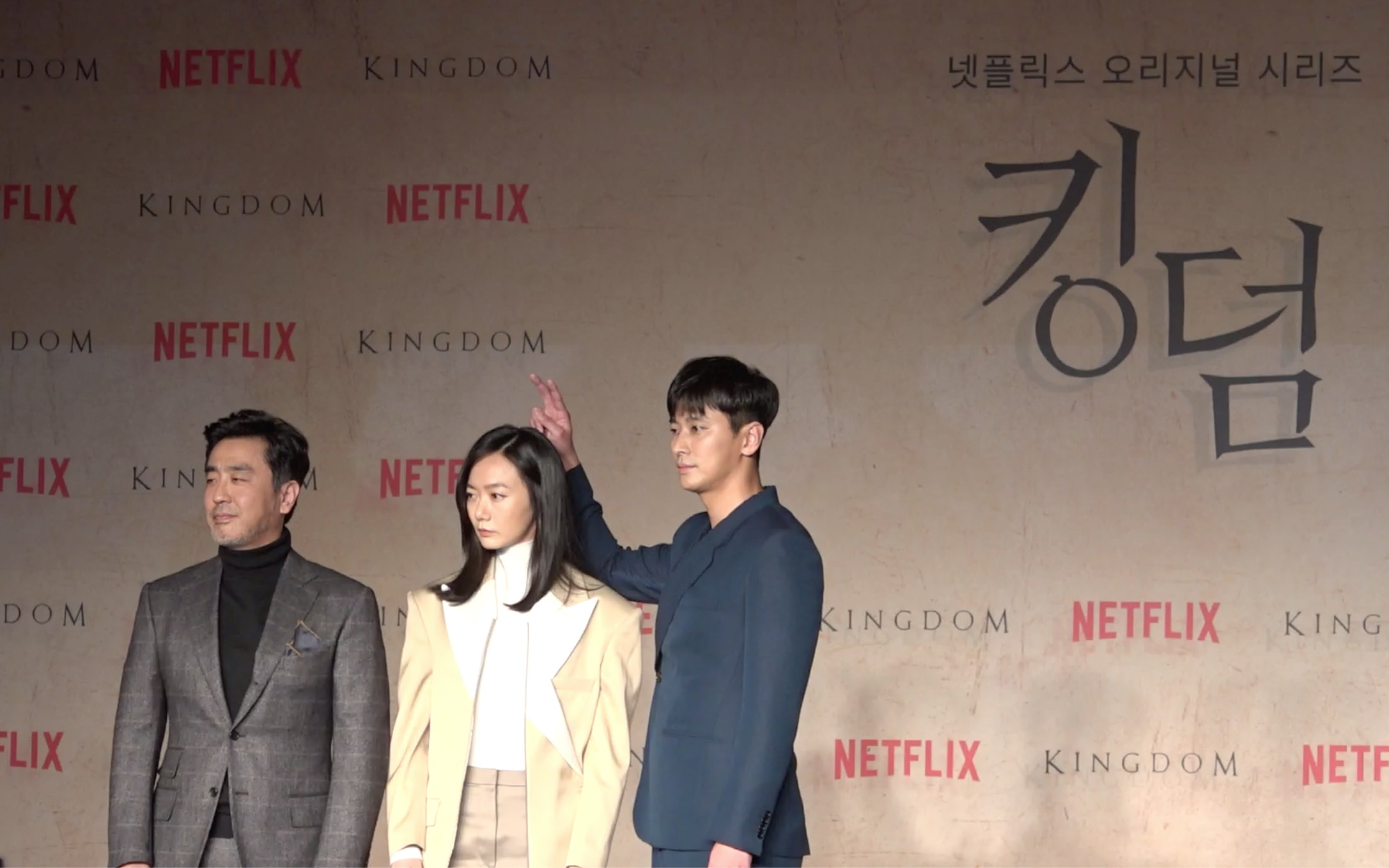 《李屍朝鮮》主演合照，朱智勛（右）調皮地在裴斗娜頭上比耶。