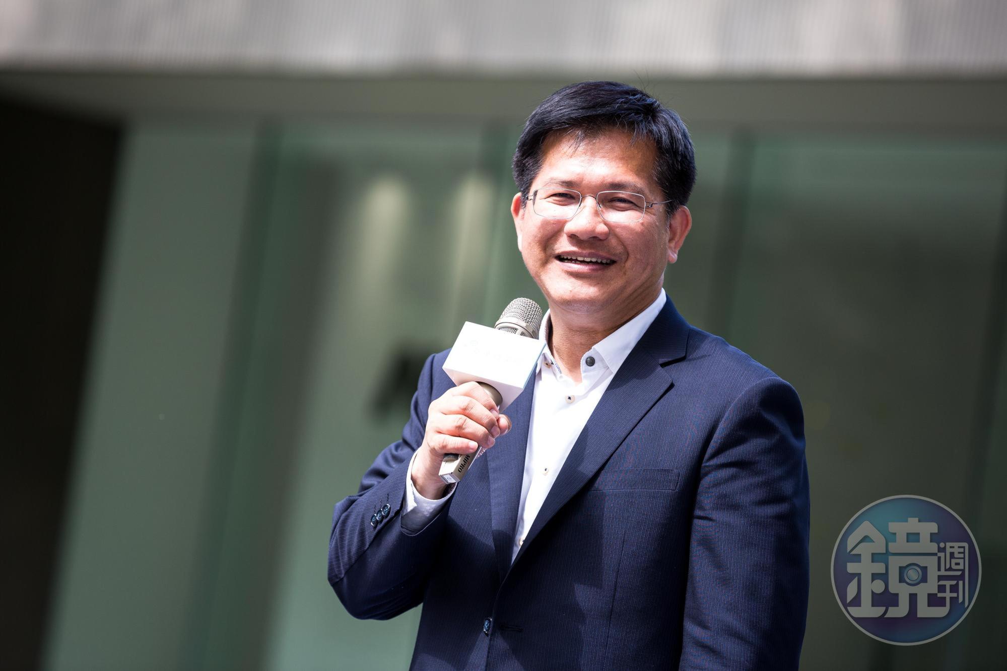 台中市長盧秀燕要求中央買單山手線,交通部長林佳龍表示,過去自己擔任台中市長也是照程序來,若新政府有新主張,就必須重新提案,中央都會考慮。